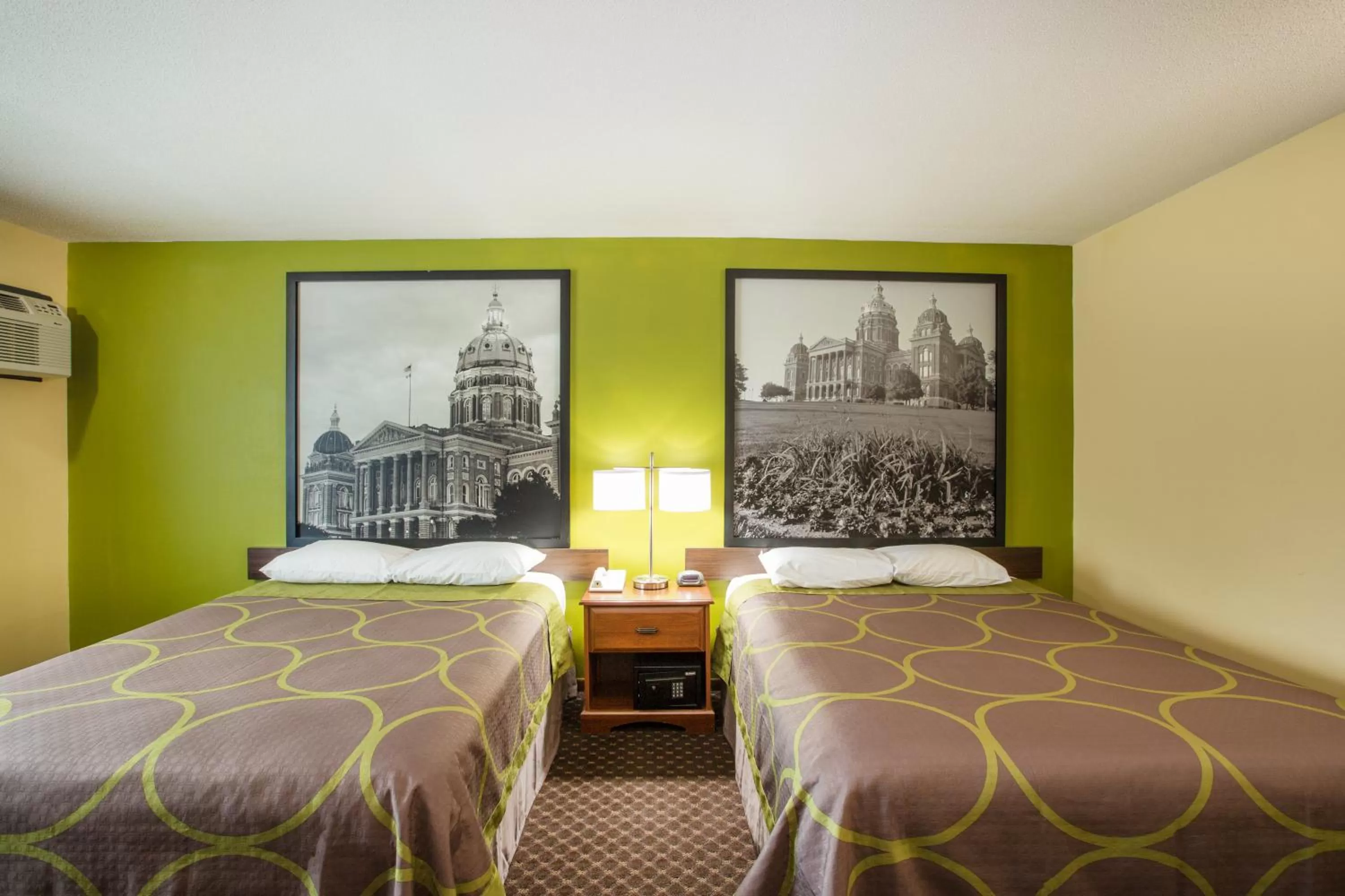 Queen Room with Two Queen Beds and Bath Tub - Mobility Accessible/Non-Smoking in Super 8 by Wyndham Williams