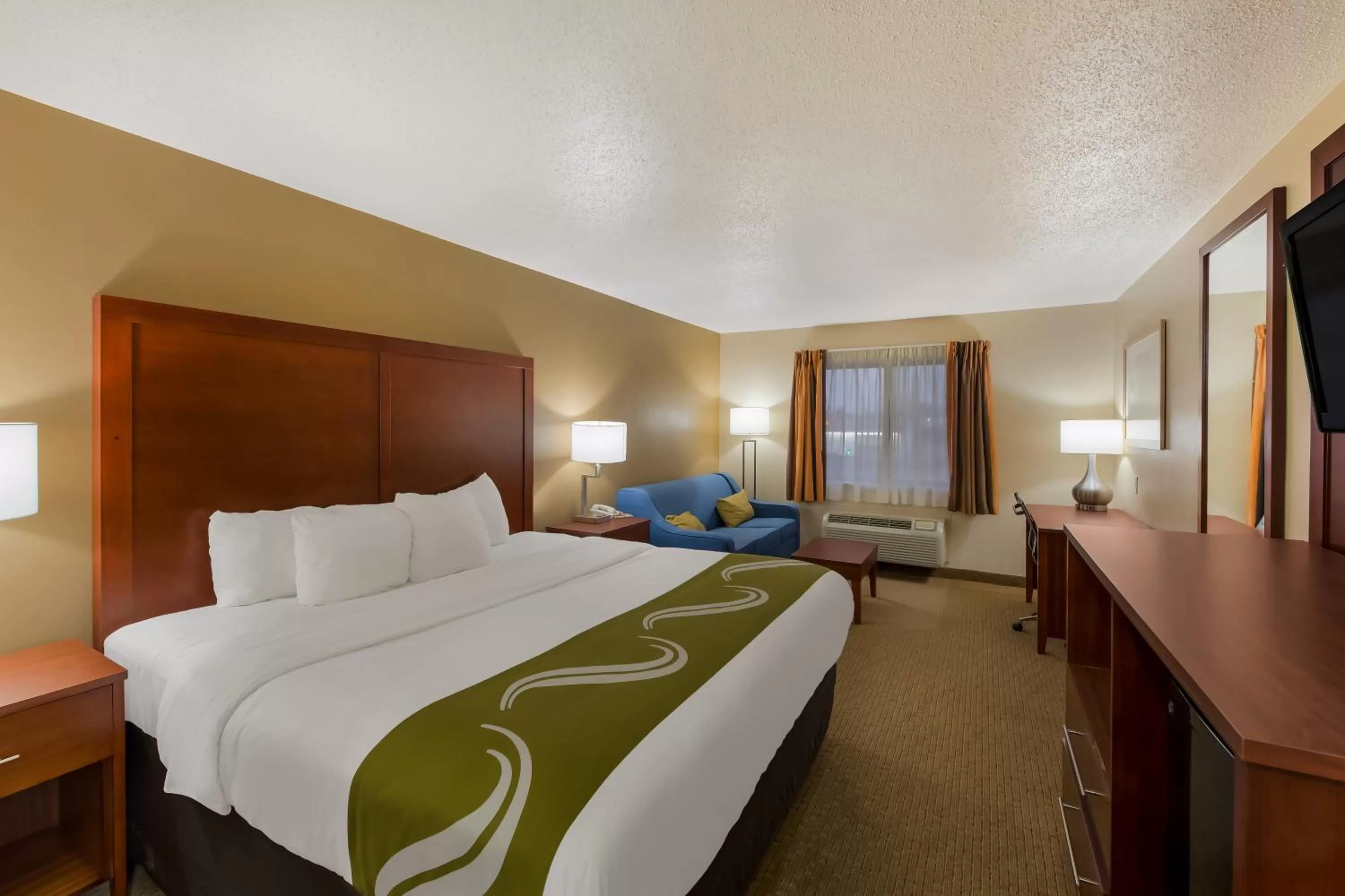 Bed in Quality Inn Marysville