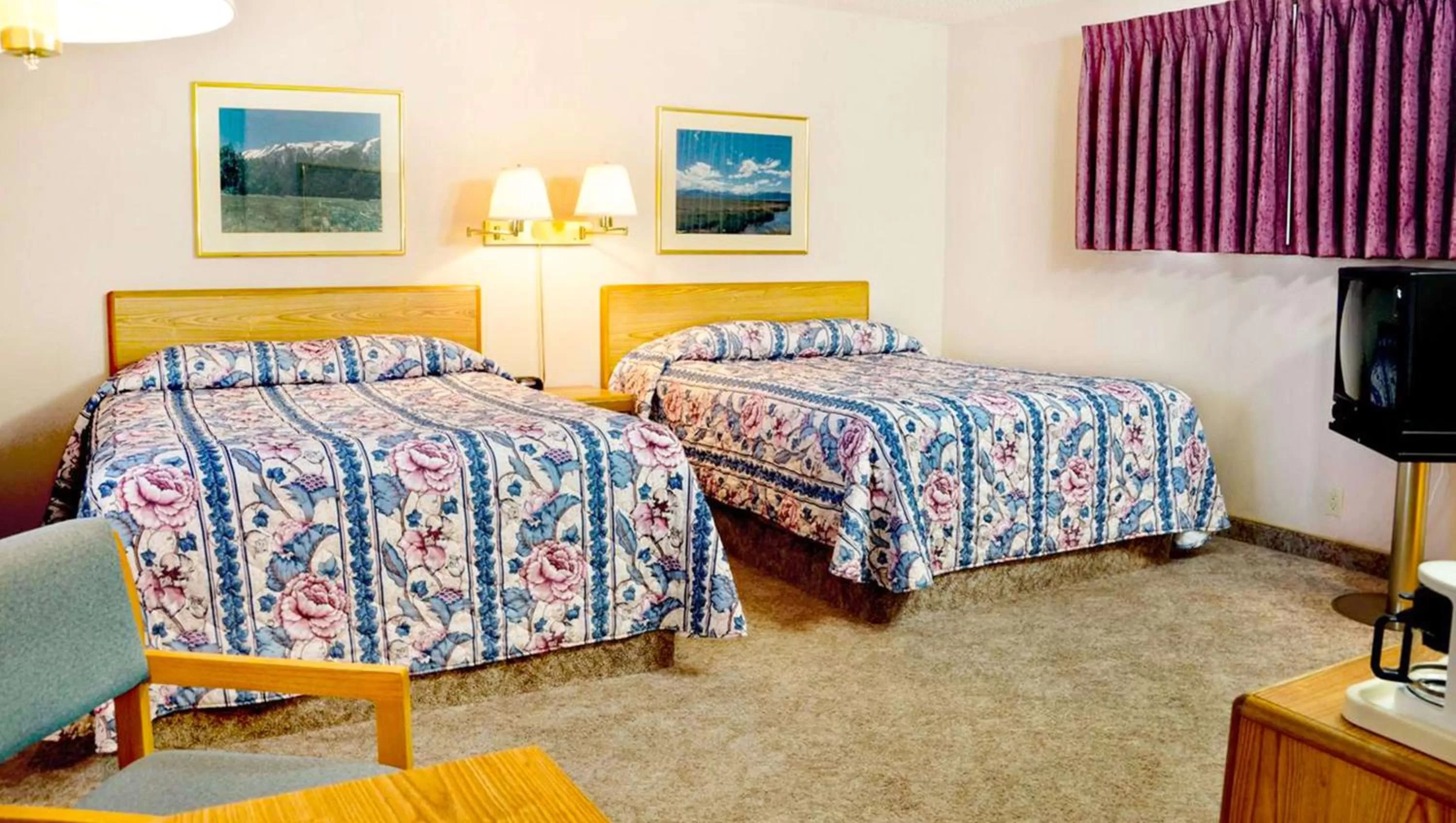 Queen Room with Two Queen Beds in Ruby Inn Bridgeport