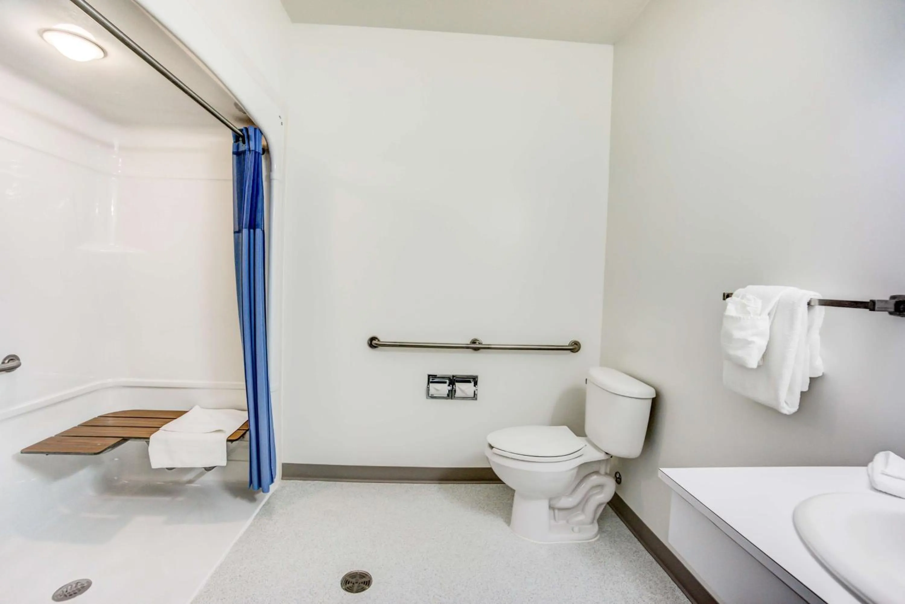 Queen Room - Disability Access - Non-Smoking in Motel 6-Red Deer, AB