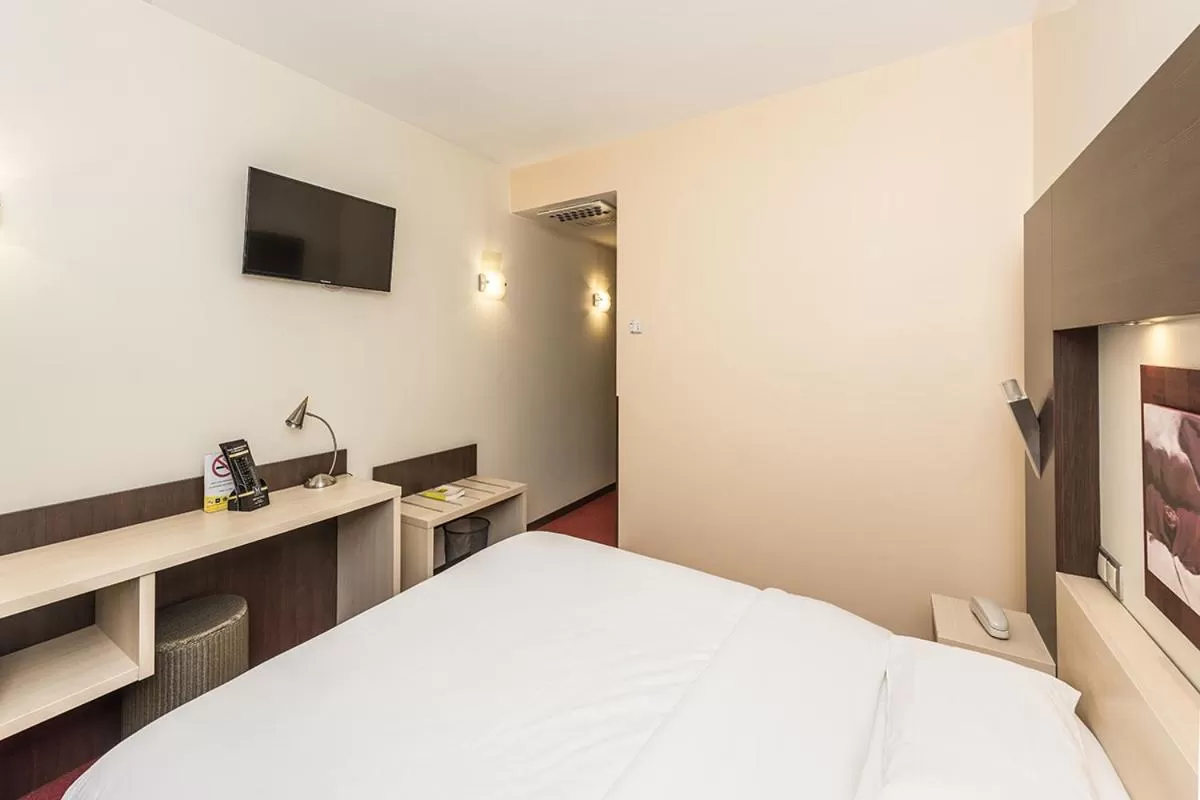 Superior Double Room in Hostellerie Saint Vincent Beauvais Aeroport