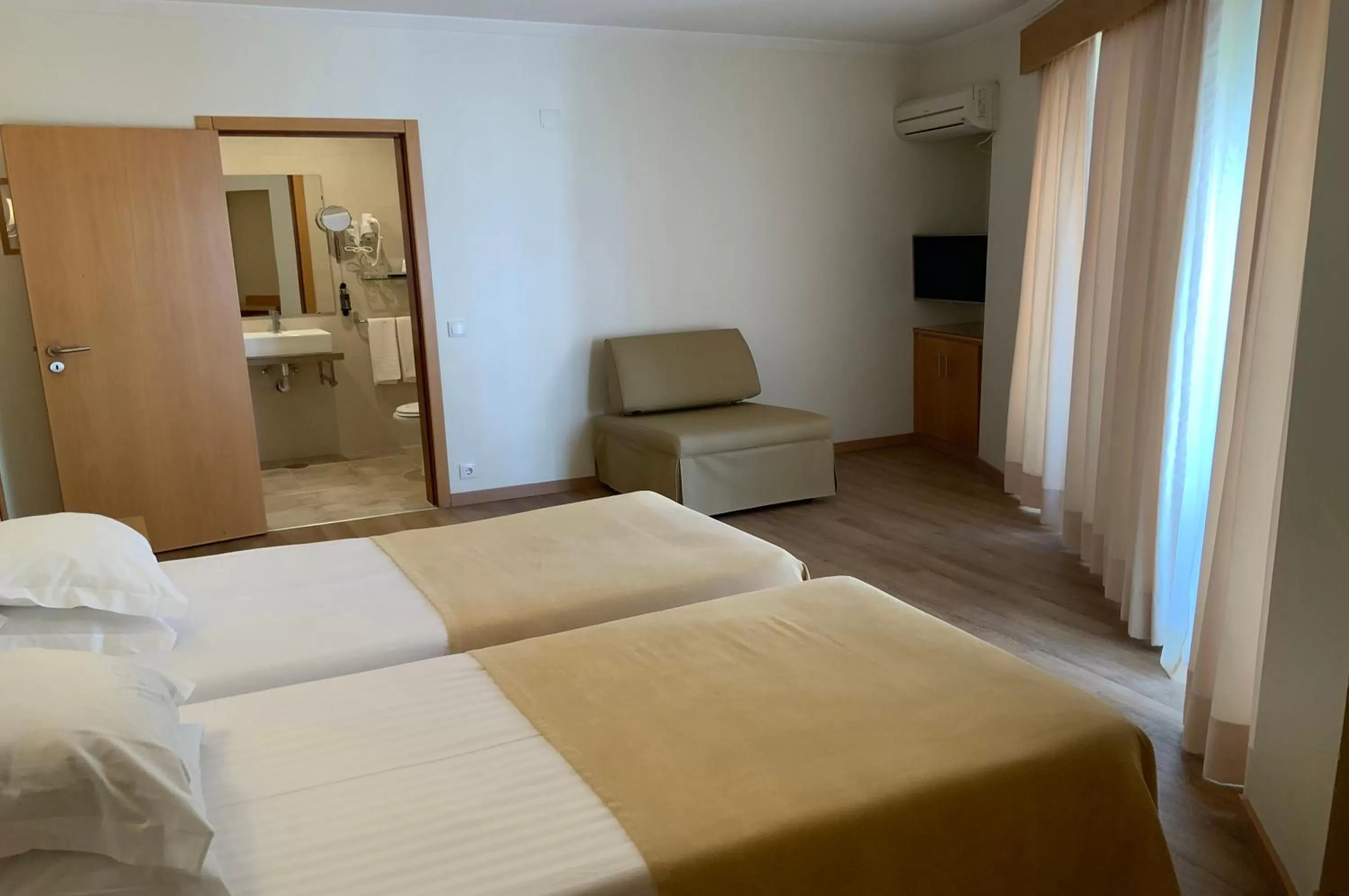 Double Room with Extra Bed (2 Adults + 1 Child) in Hotel Mare
