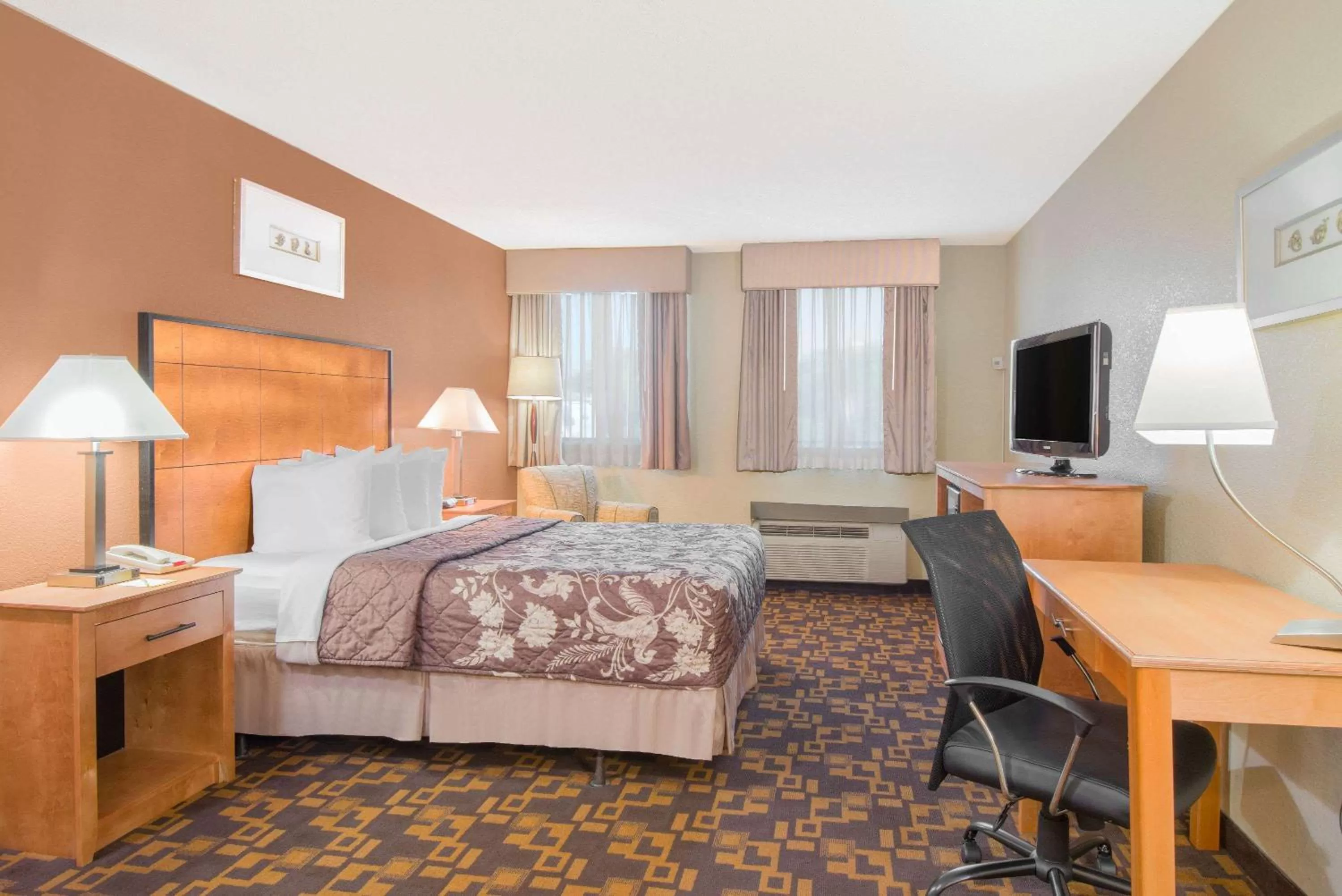 Queen Room - Disability Access - Non-Smoking in Days Inn by Wyndham Gettysburg