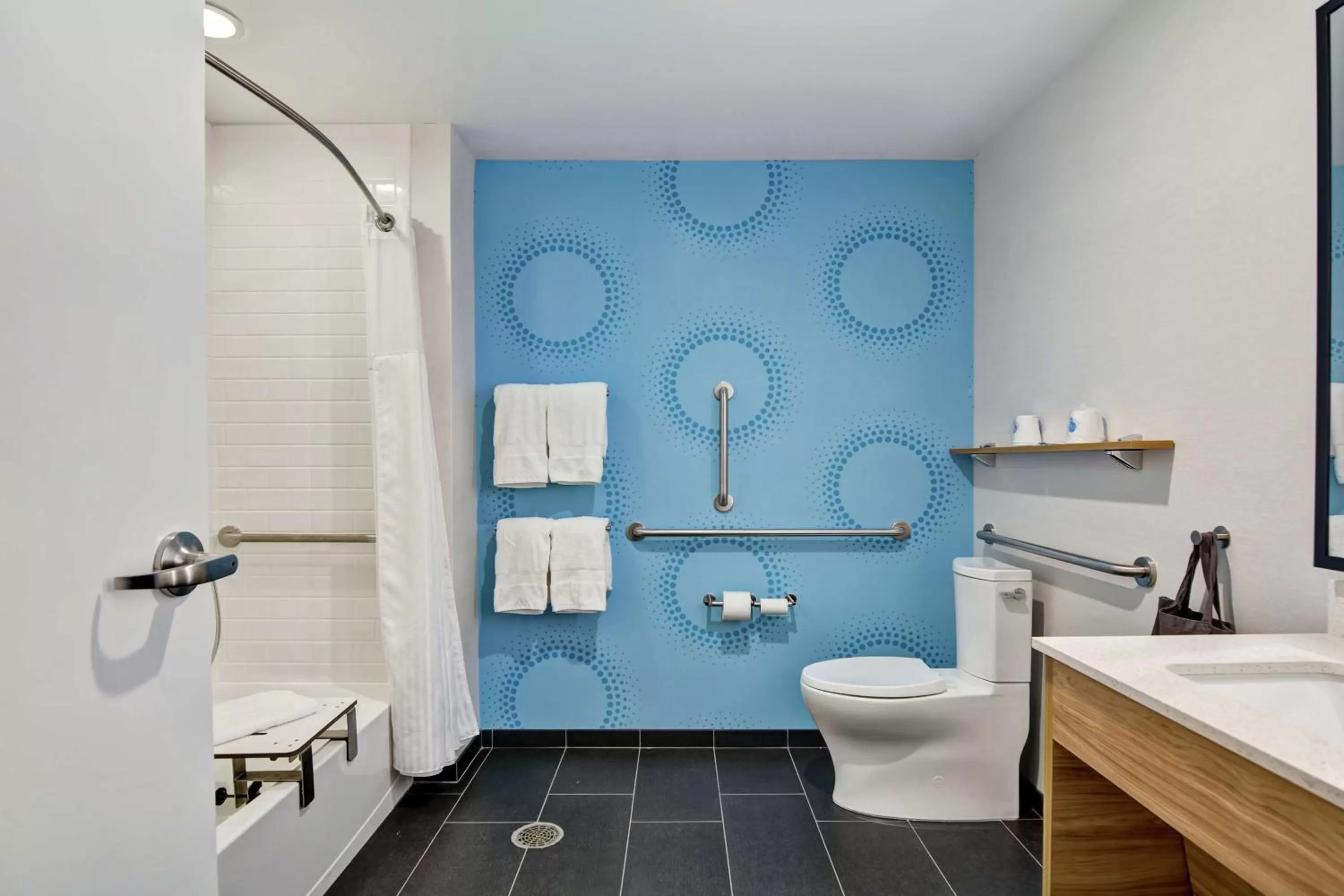 King Room with Bath Tub - Mobility Access in Tru By Hilton Middletown