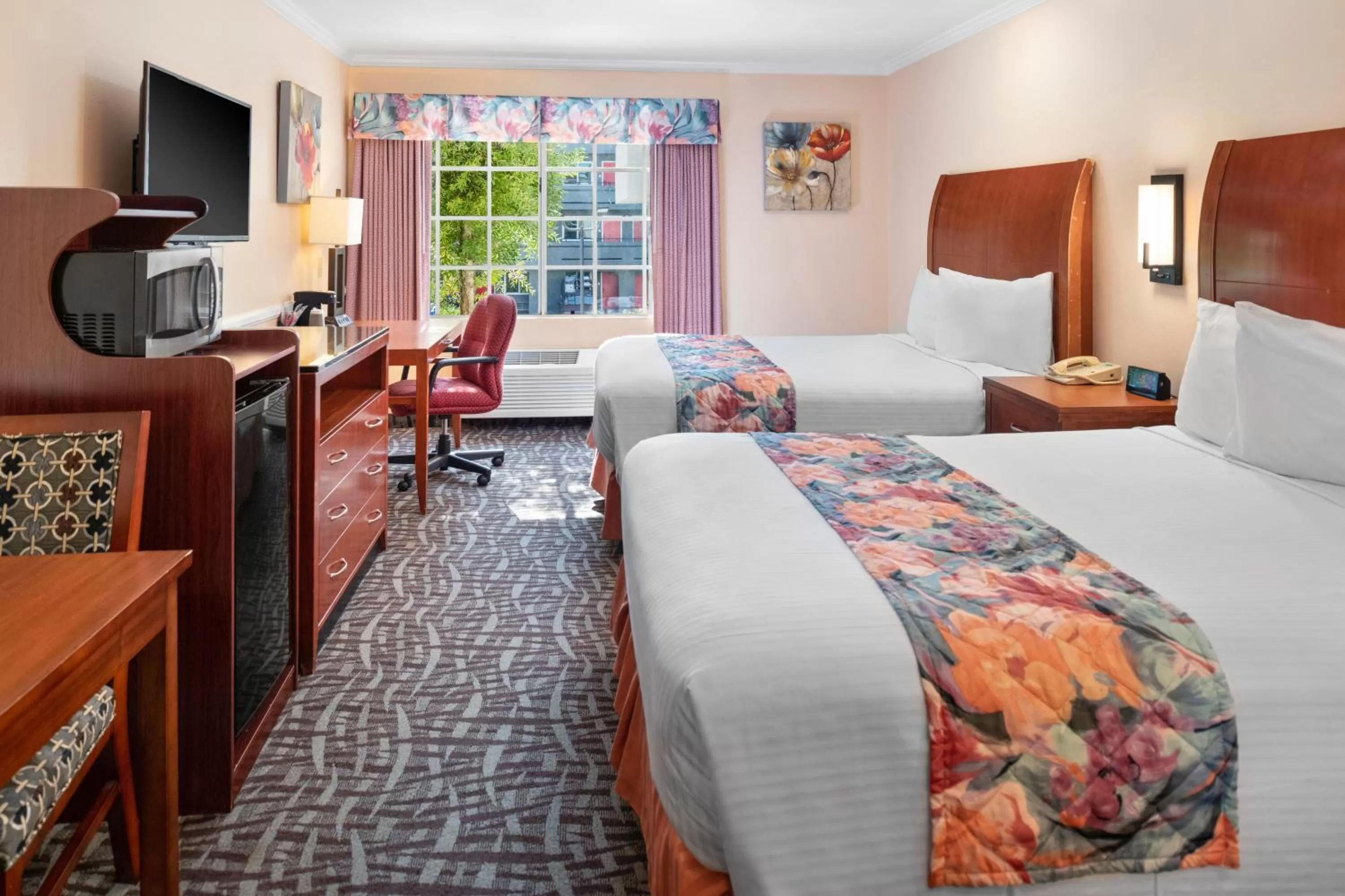 Standard Queen Room with Two Queen Beds in Glendale Hotel