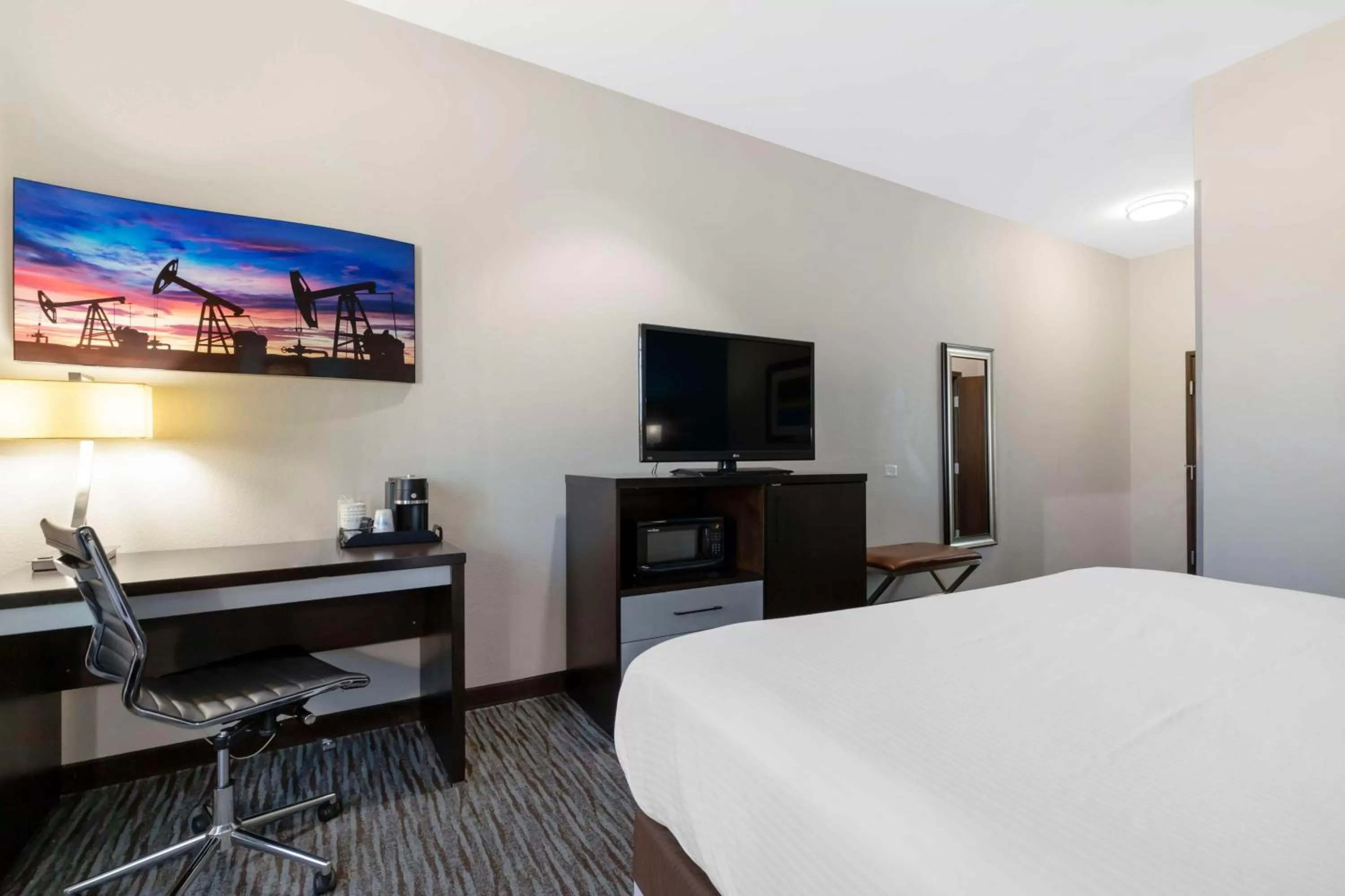 King Room with Roll-In Shower - Mobility Access/Communication Assistance in Best Western Plus Pleasanton Hotel
