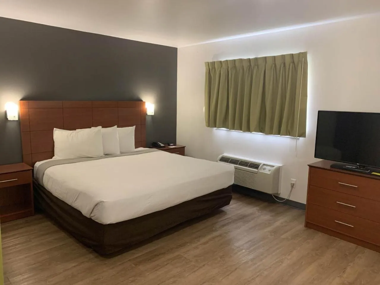 Deluxe King Room - Non-Smoking in Studio 6-Hampton, VA - Langley AFB Area