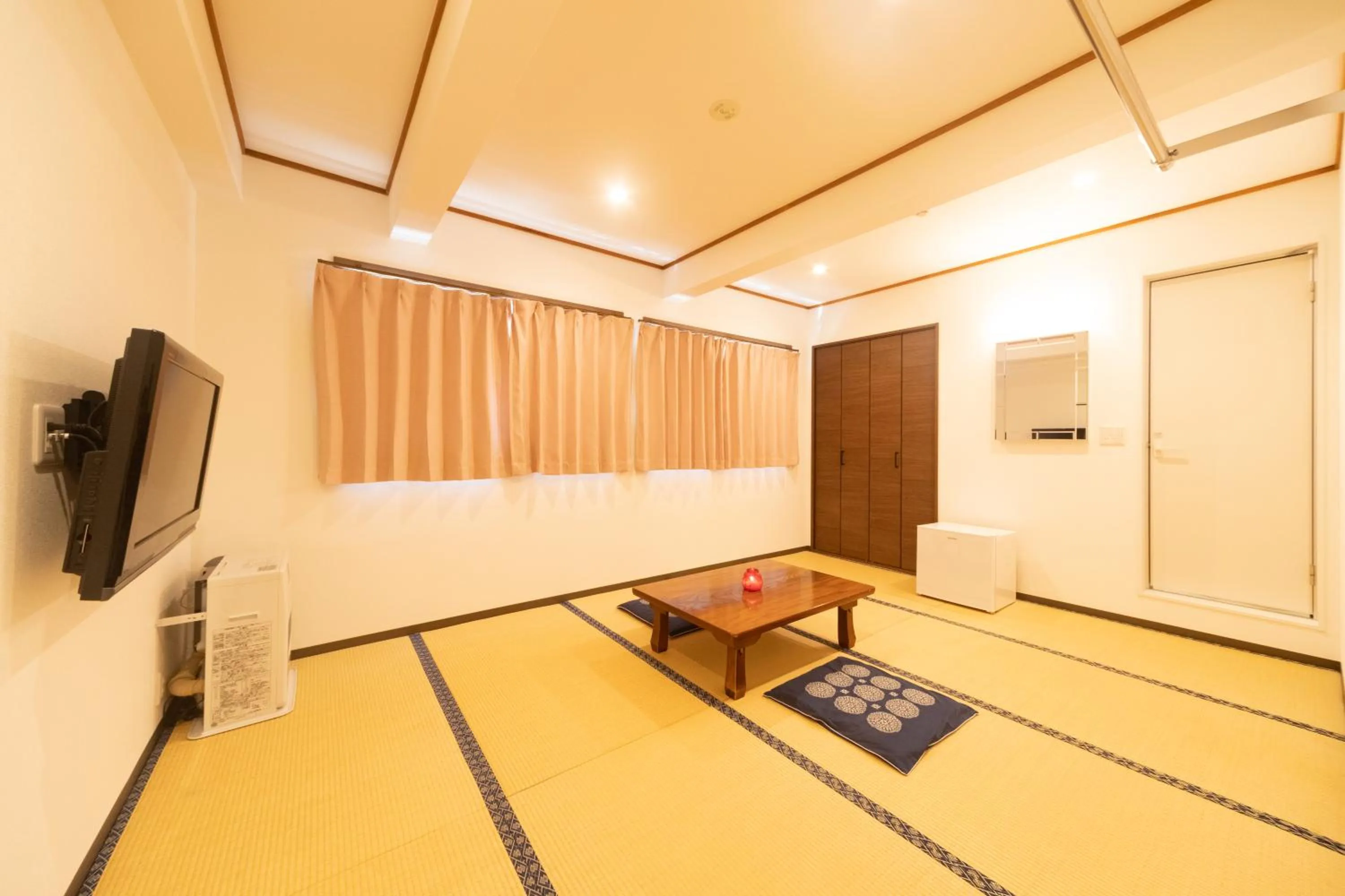 Japanese-Style Family Room with Private Bathroom and Toilet in Kagura White Horse Inn