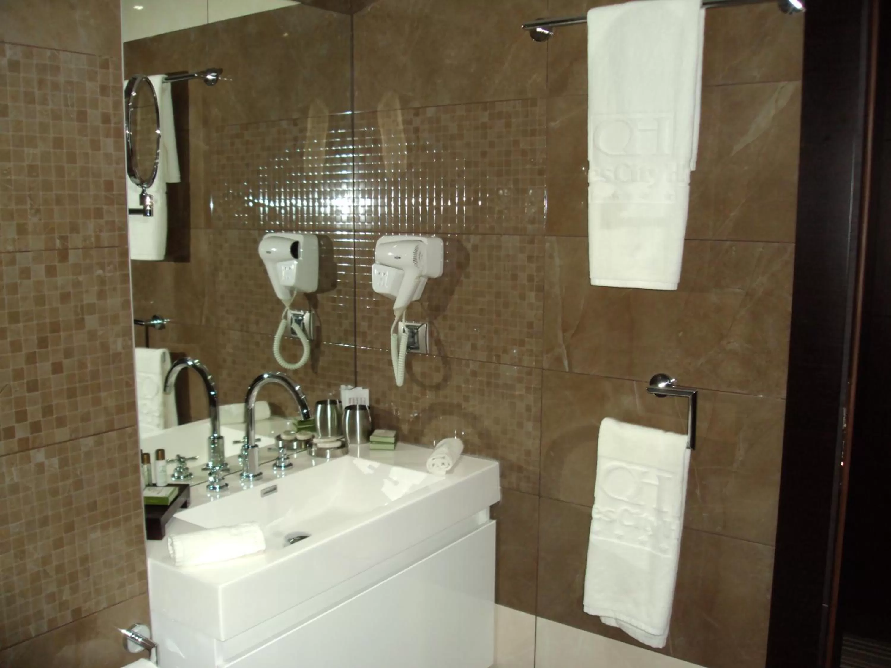 One-Bedroom Apartment with Balcony - Complimentary water & Free Tea/Coffee Machine in Best Western Plus Olives City Hotel - Free Pool & Parking