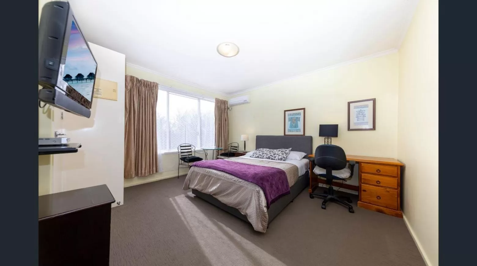 Studio Apartment King Bed in Knightsbridge Apartments