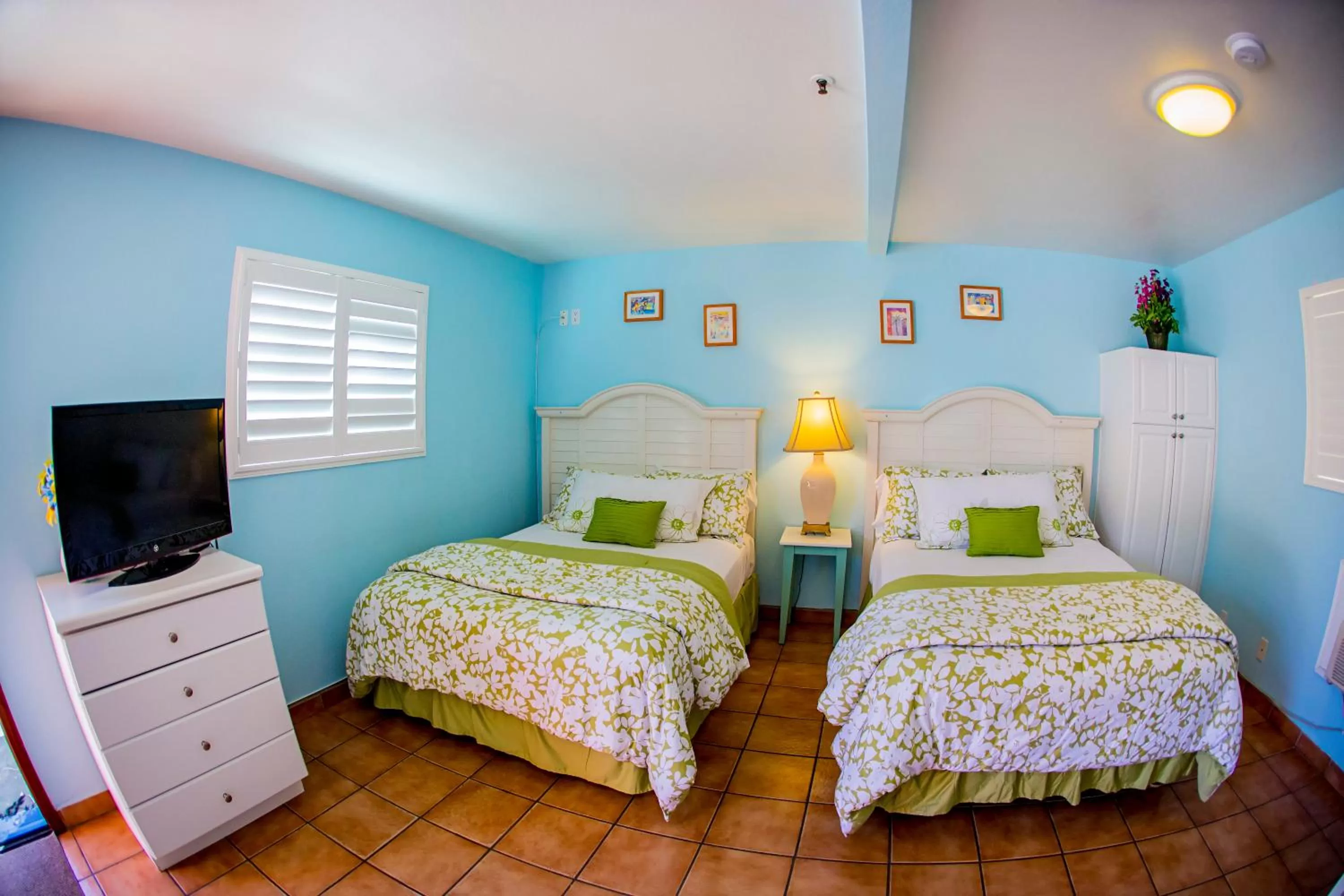 Queen Room with Two Queen Beds and Kitchenette in Leucadia Beach Inn