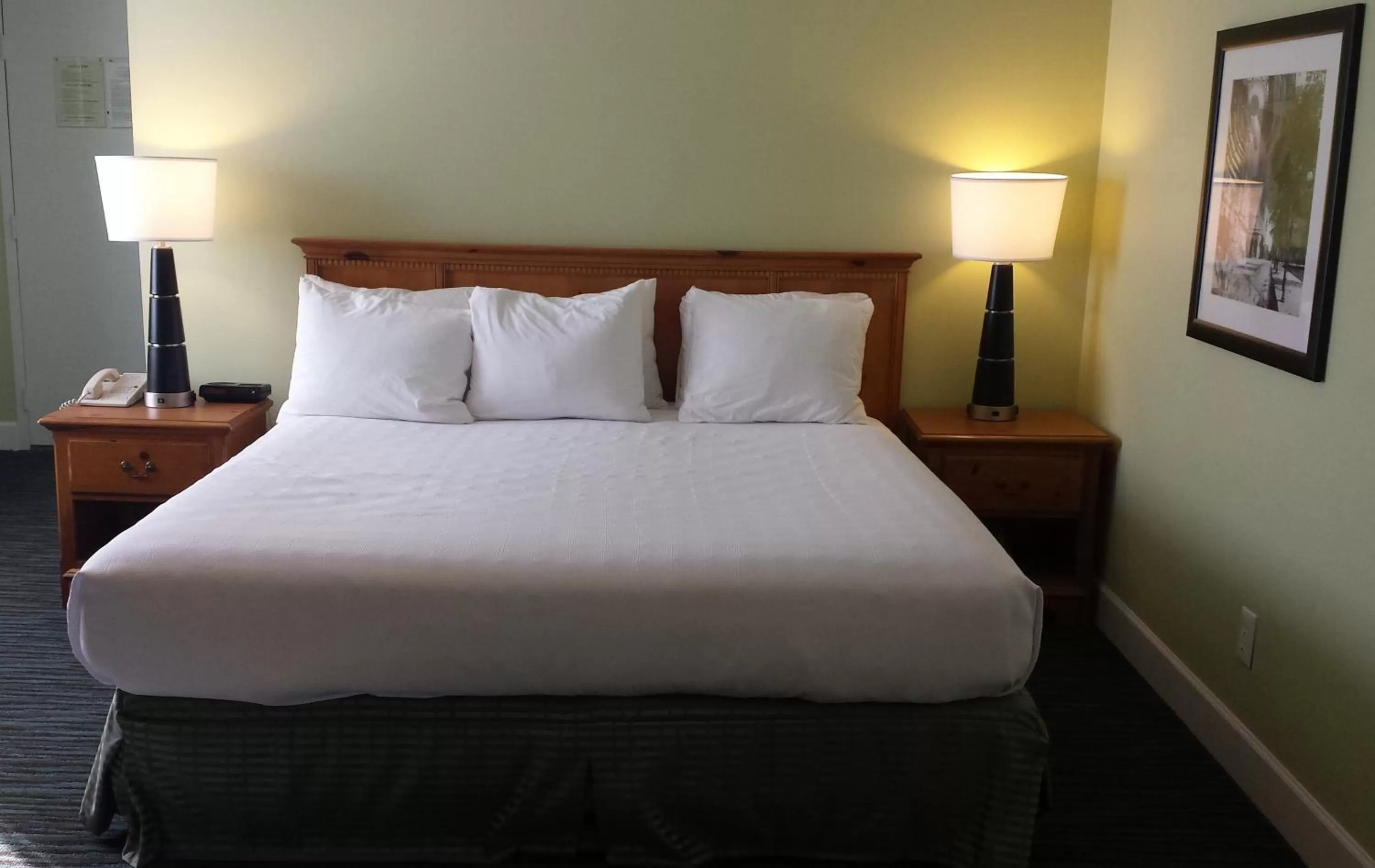 Deluxe King Room with Private Bath in The University Inn at Emory