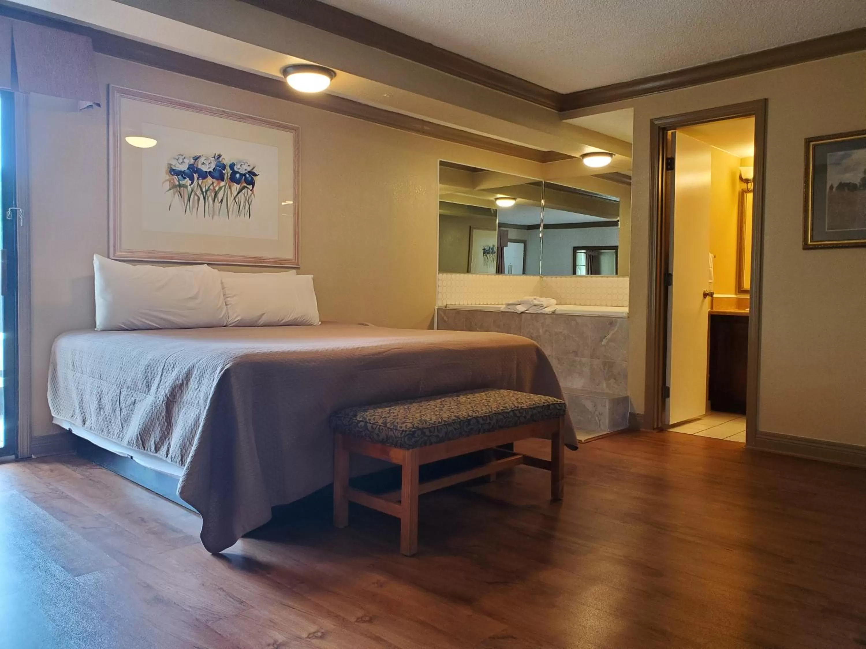 King Suite in Colonial House Motel