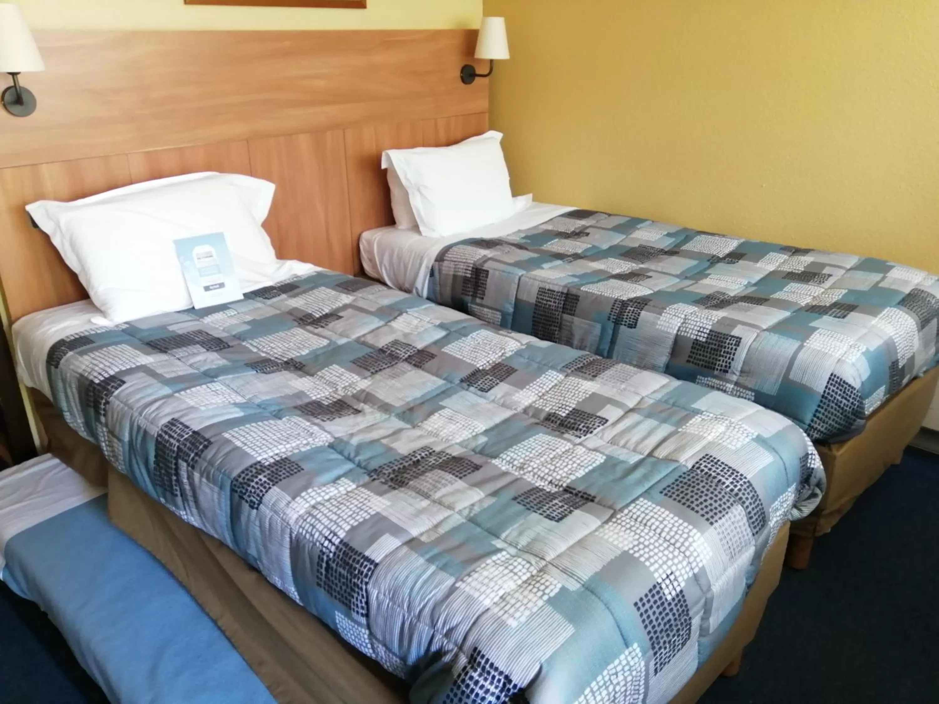 Triple Room with 2 Single Bed and 1 Junior Bed in Kyriad Angers Sud Ponts-De-Cé