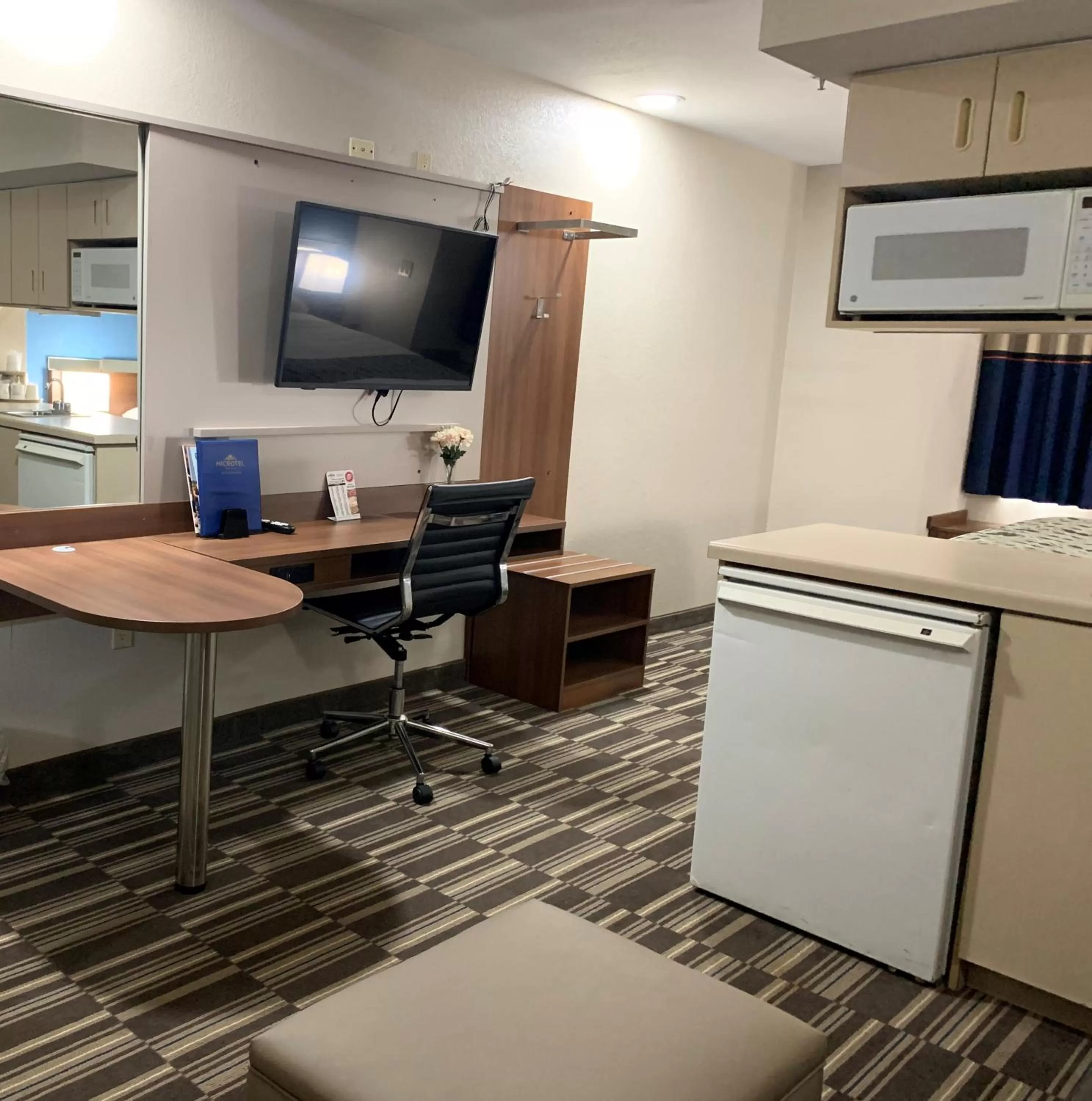 Queen Studio Suite - Mobility Access Non-Smoking in Microtel Inn & Suites by Wyndham Fond Du Lac