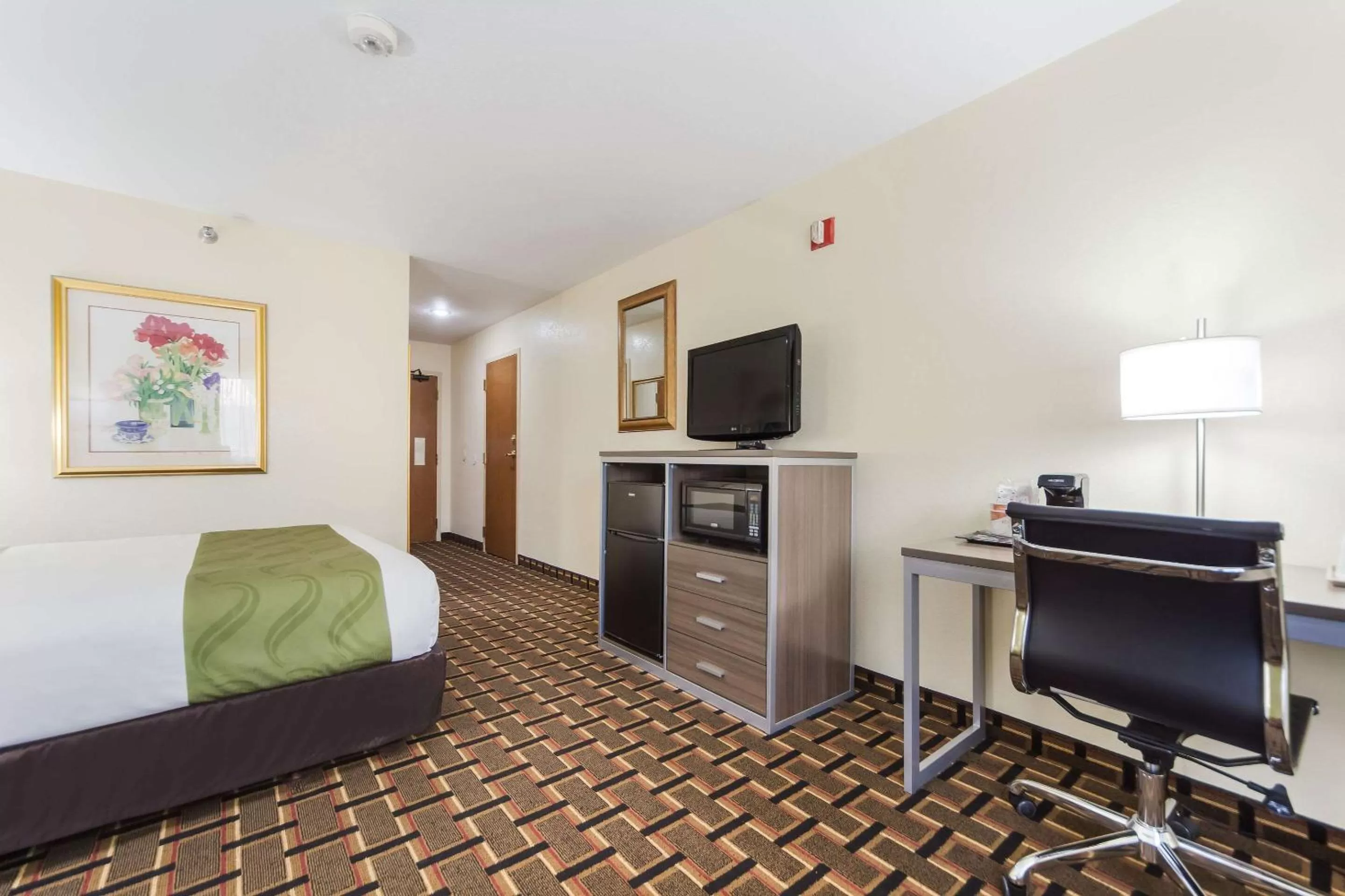 Queen Room - Accessible/Non-Smoking in Quality Inn Lincoln Cornhusker