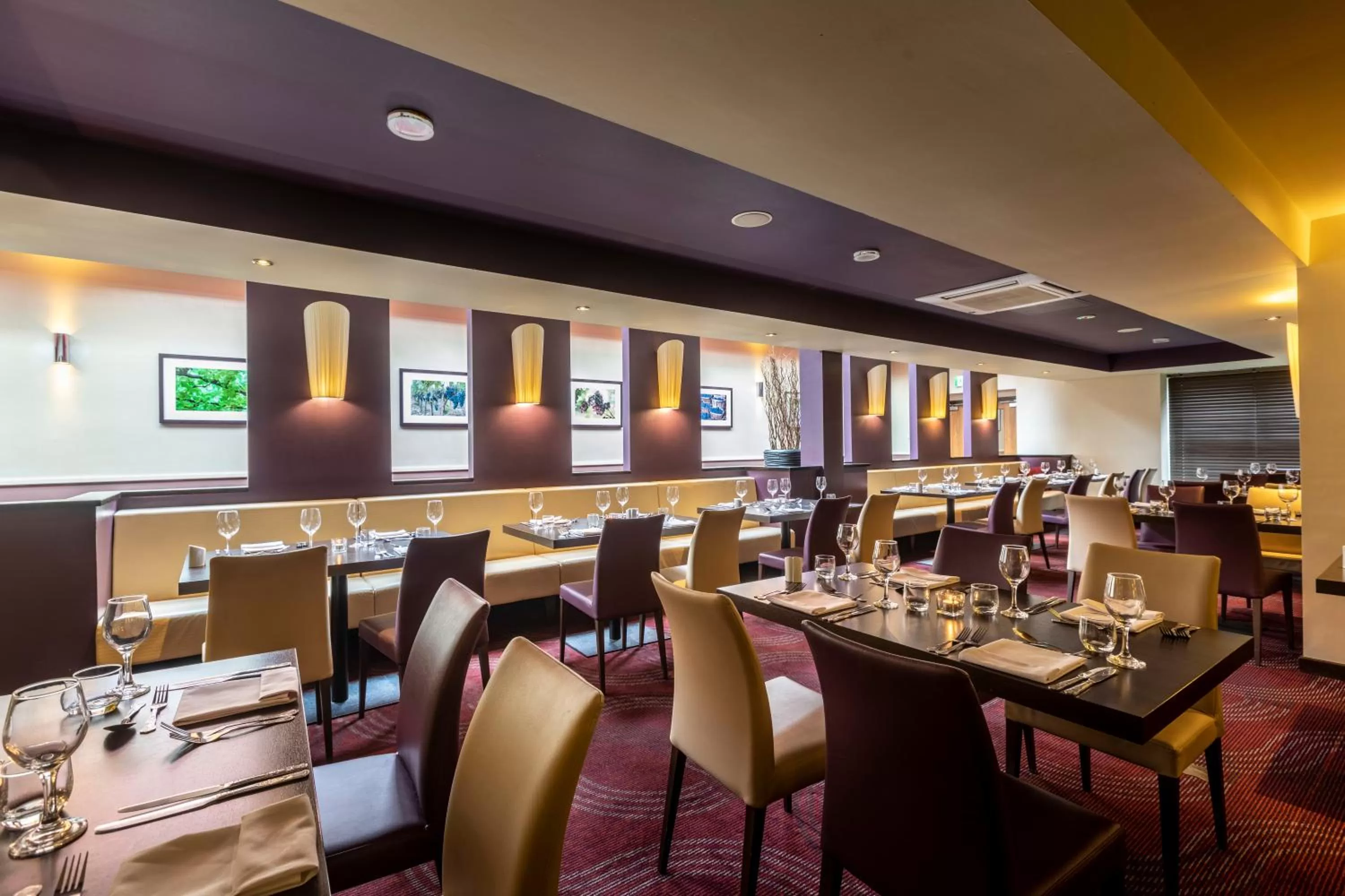 Restaurant/places to eat in Gloucester Robinswood Hotel By Sunday