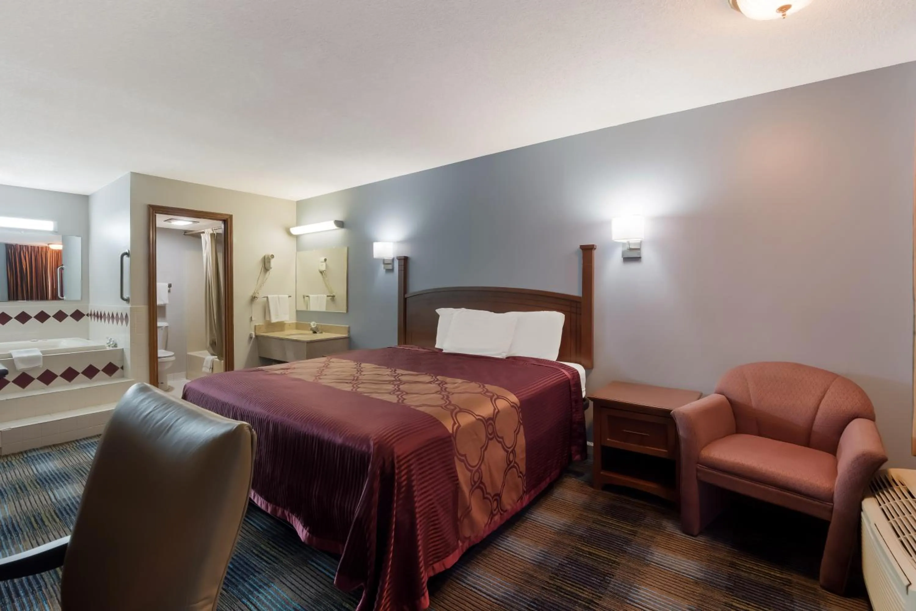 King Room with Tub - Non Smoking in Rodeway Inn Augusta West