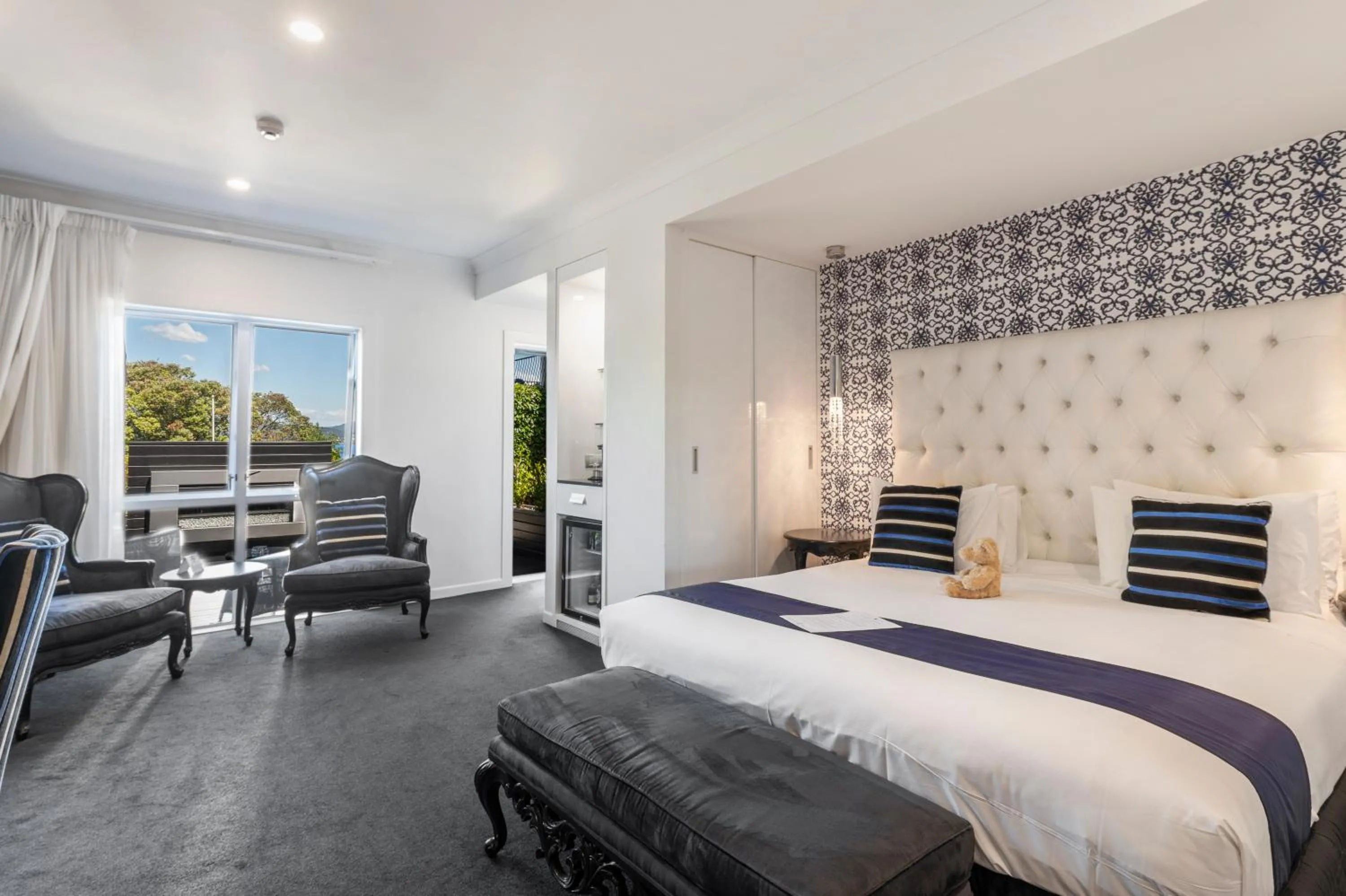 Swan King in Black Swan Lakeside Boutique Hotel