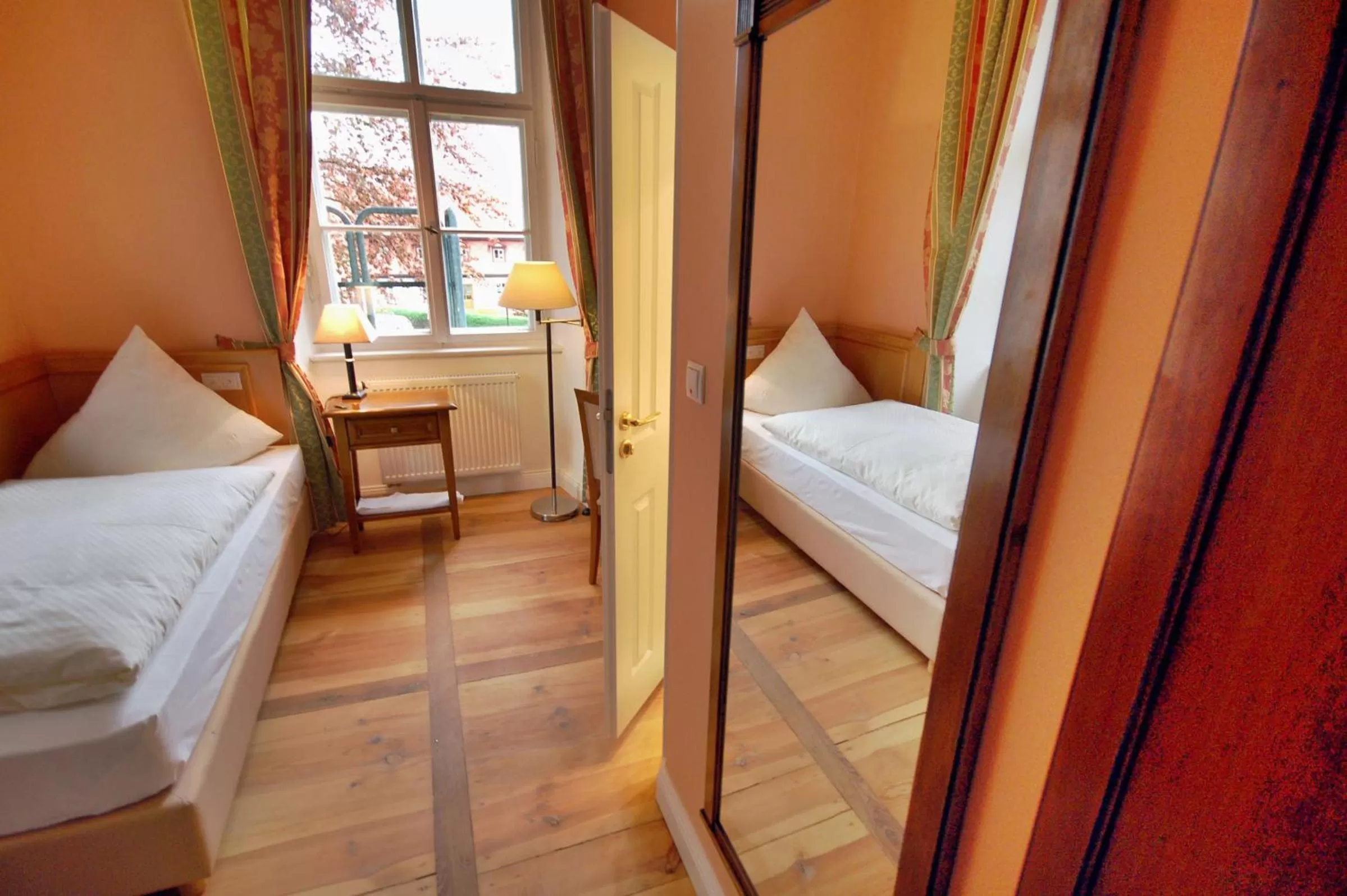 Photo of the whole room, Bed in Das Schloss Burgellern - Genuss und Geschichte seit 1726