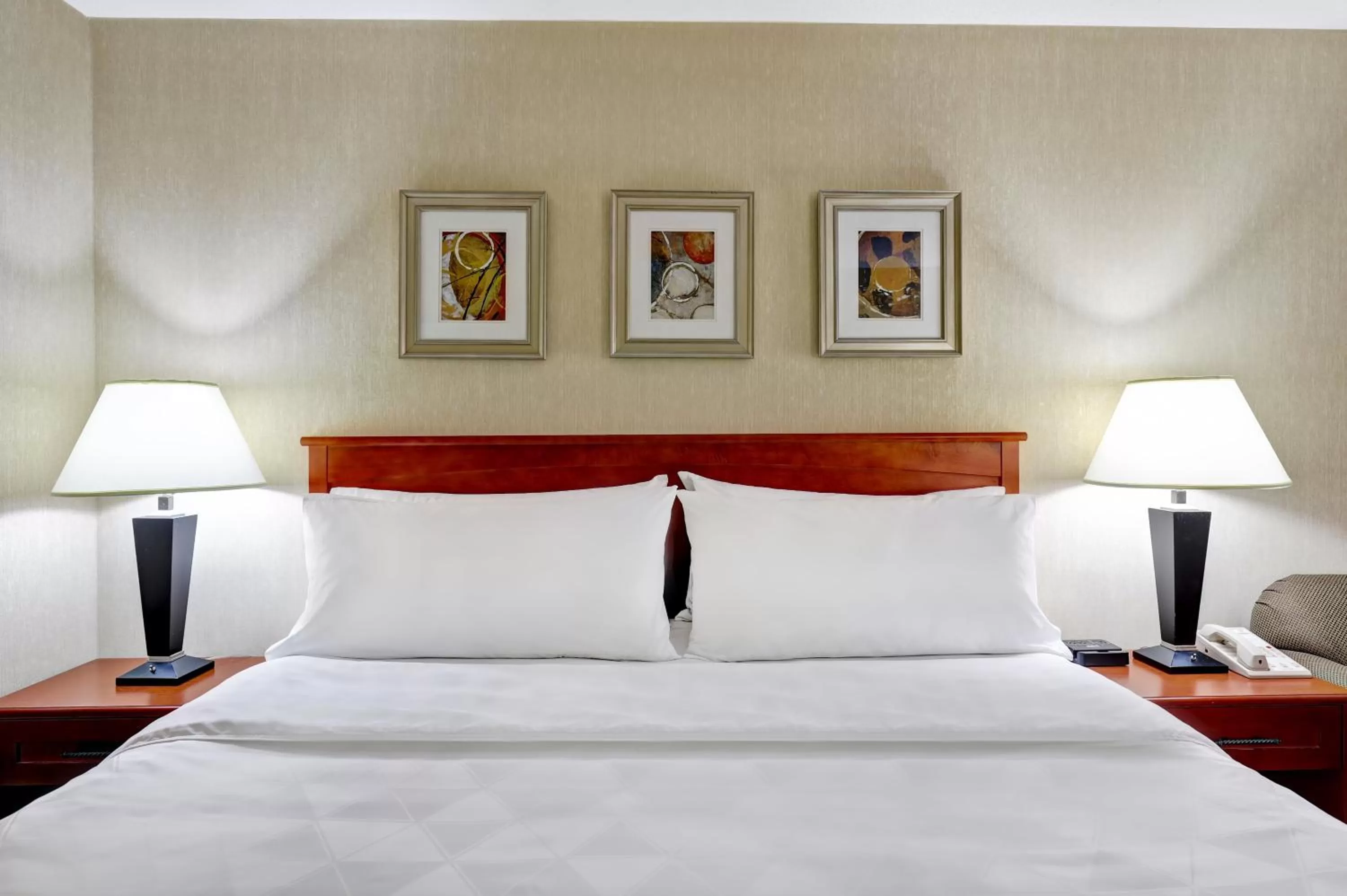 Queen Room with Sofa Bed in Holiday Inn Burlington Conference Centre by IHG