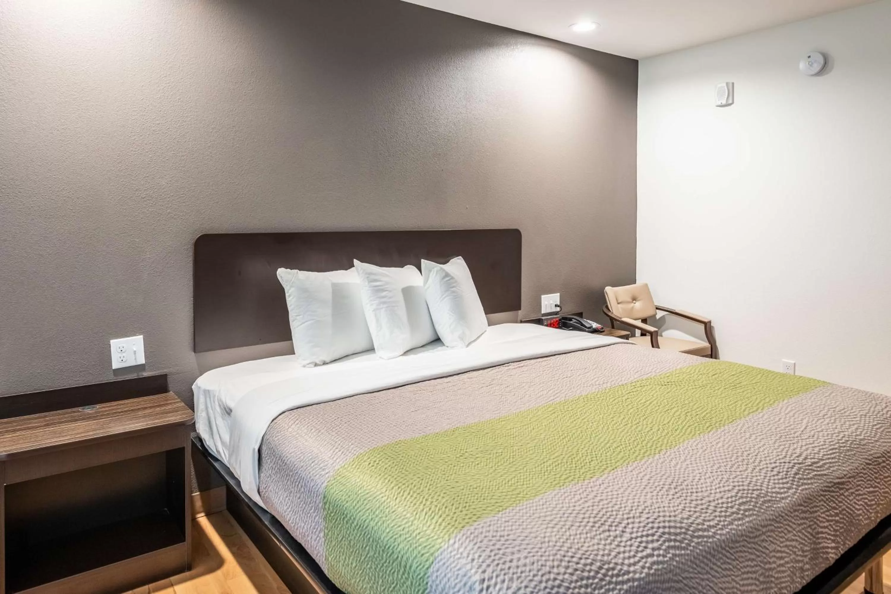 Deluxe King Room - Non-Smoking in Studio 6 Lake Charles