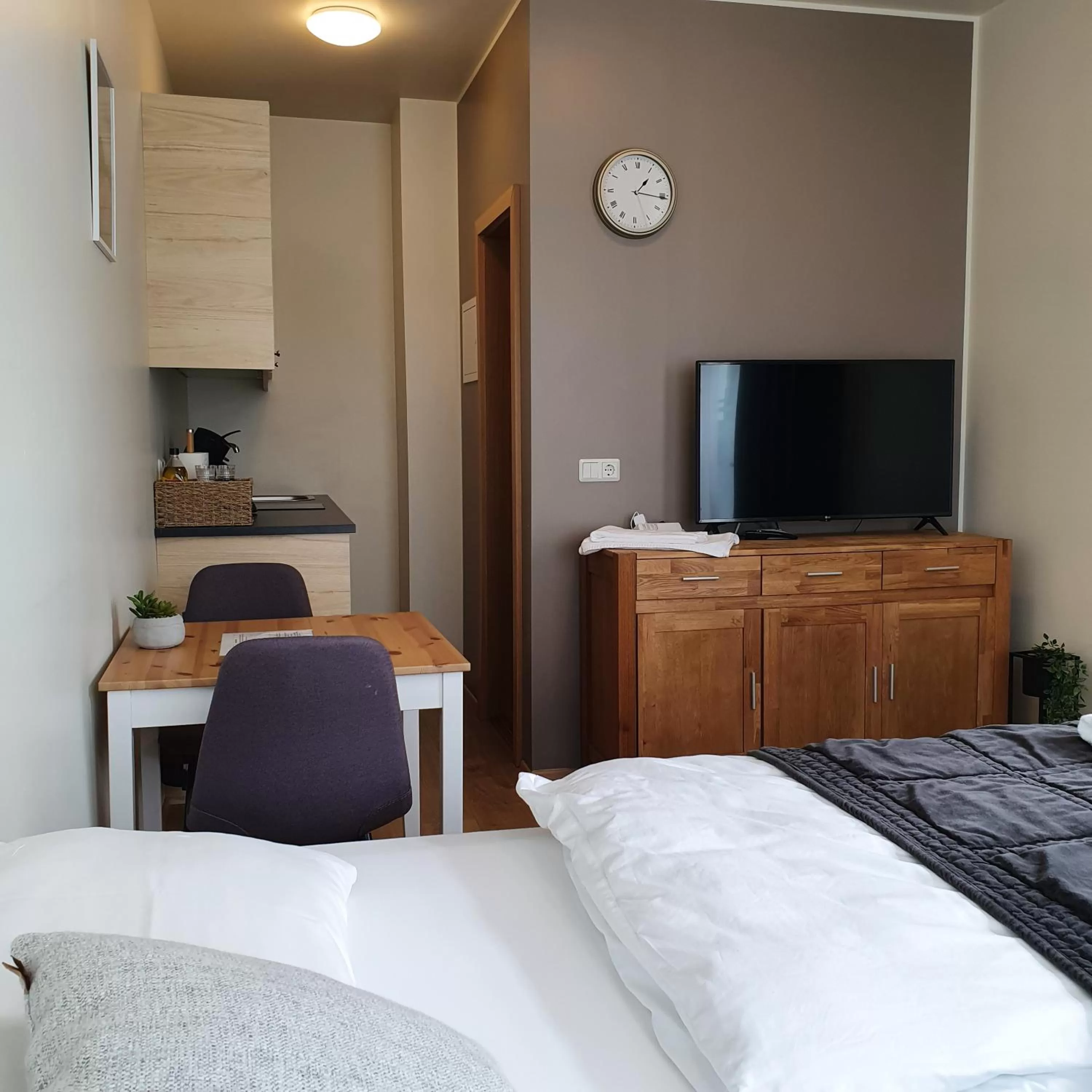Double bedroom with private bathroom and small kitchenette in E18 Apartments