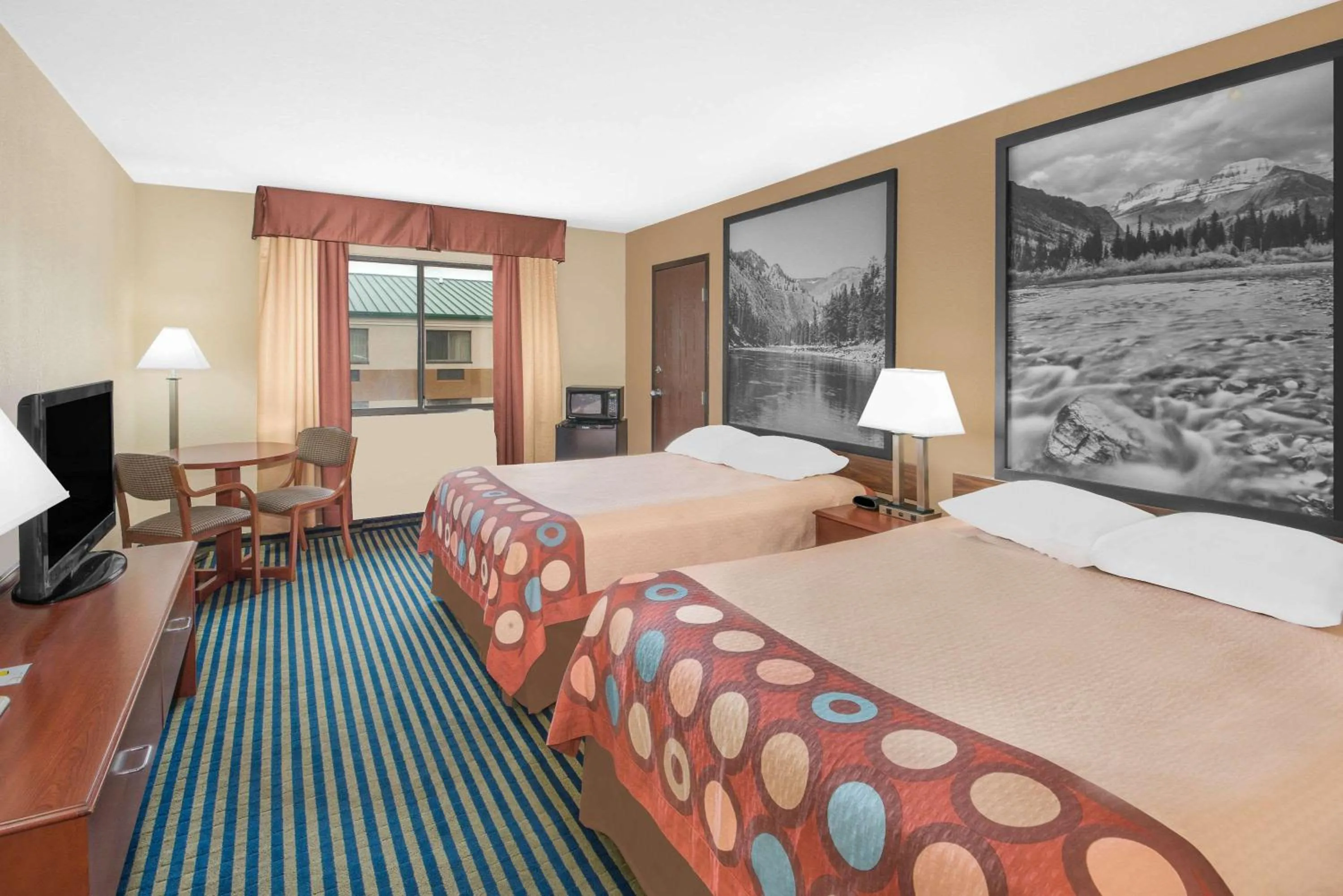 Queen Room with Two Queen Beds - Smoking in Super 8 by Wyndham Marshalltown