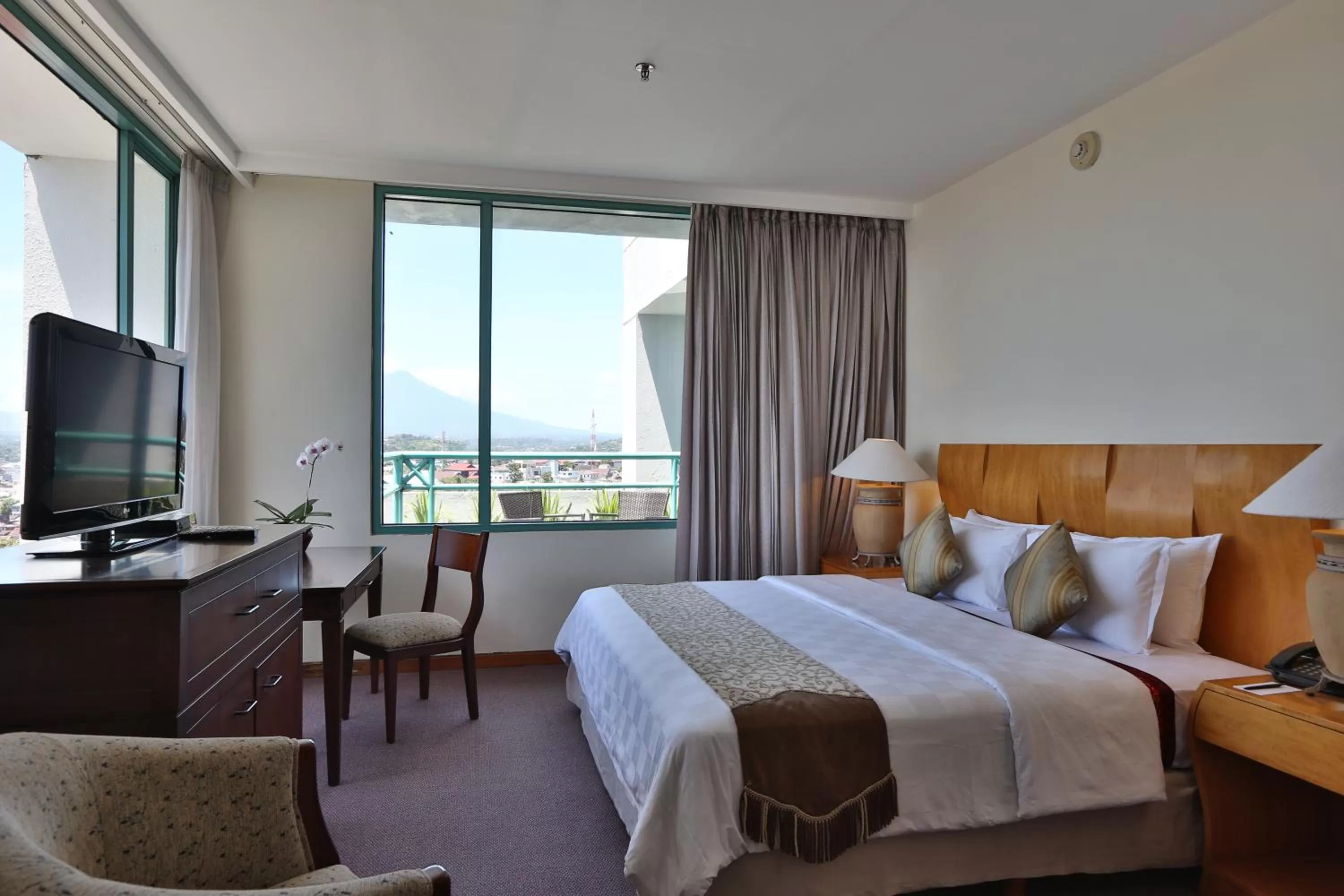 Premier Suite Room in Aryaduta Manado