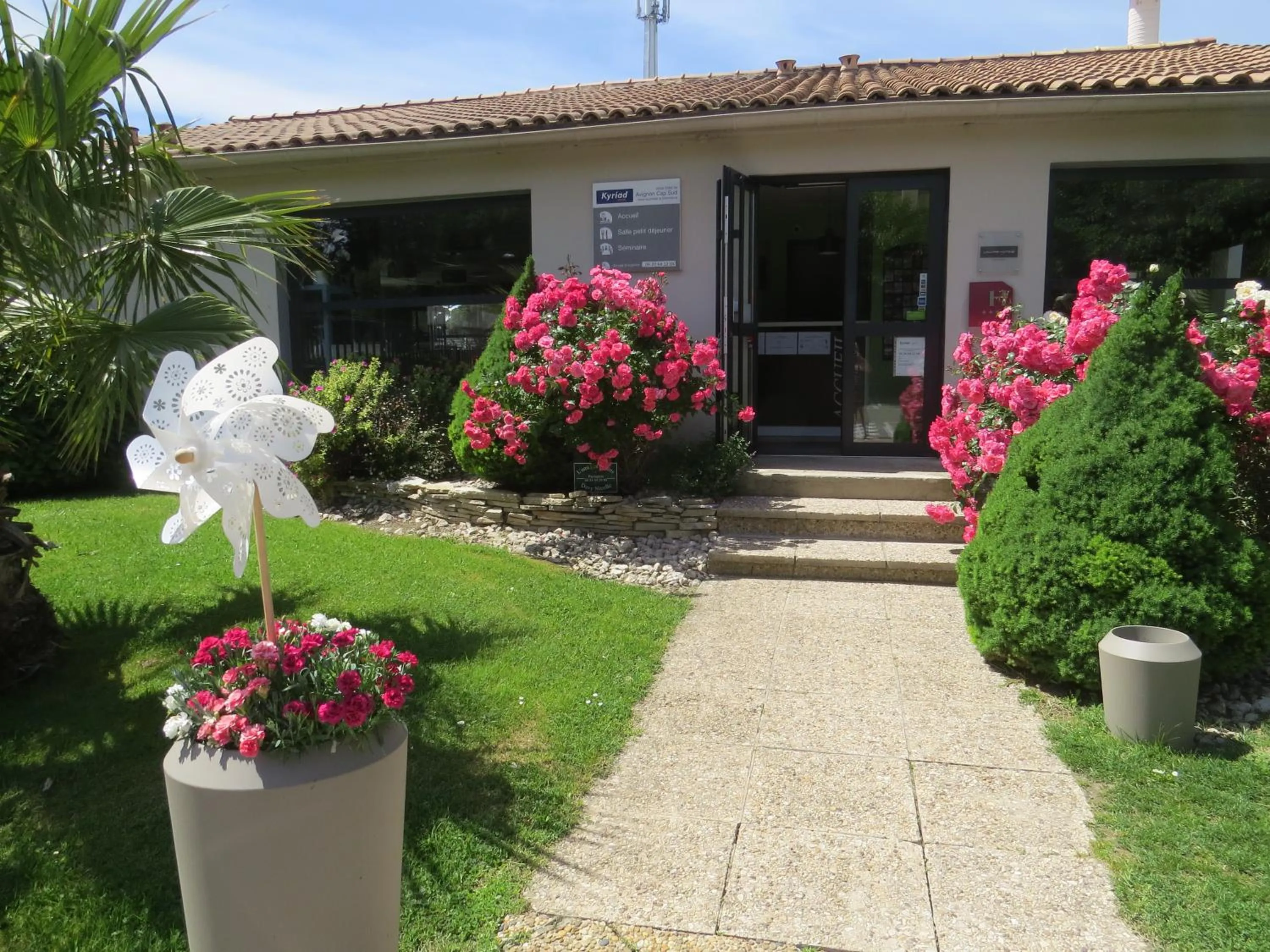 Facade/entrance in Hôtel Kyriad Cap Sud