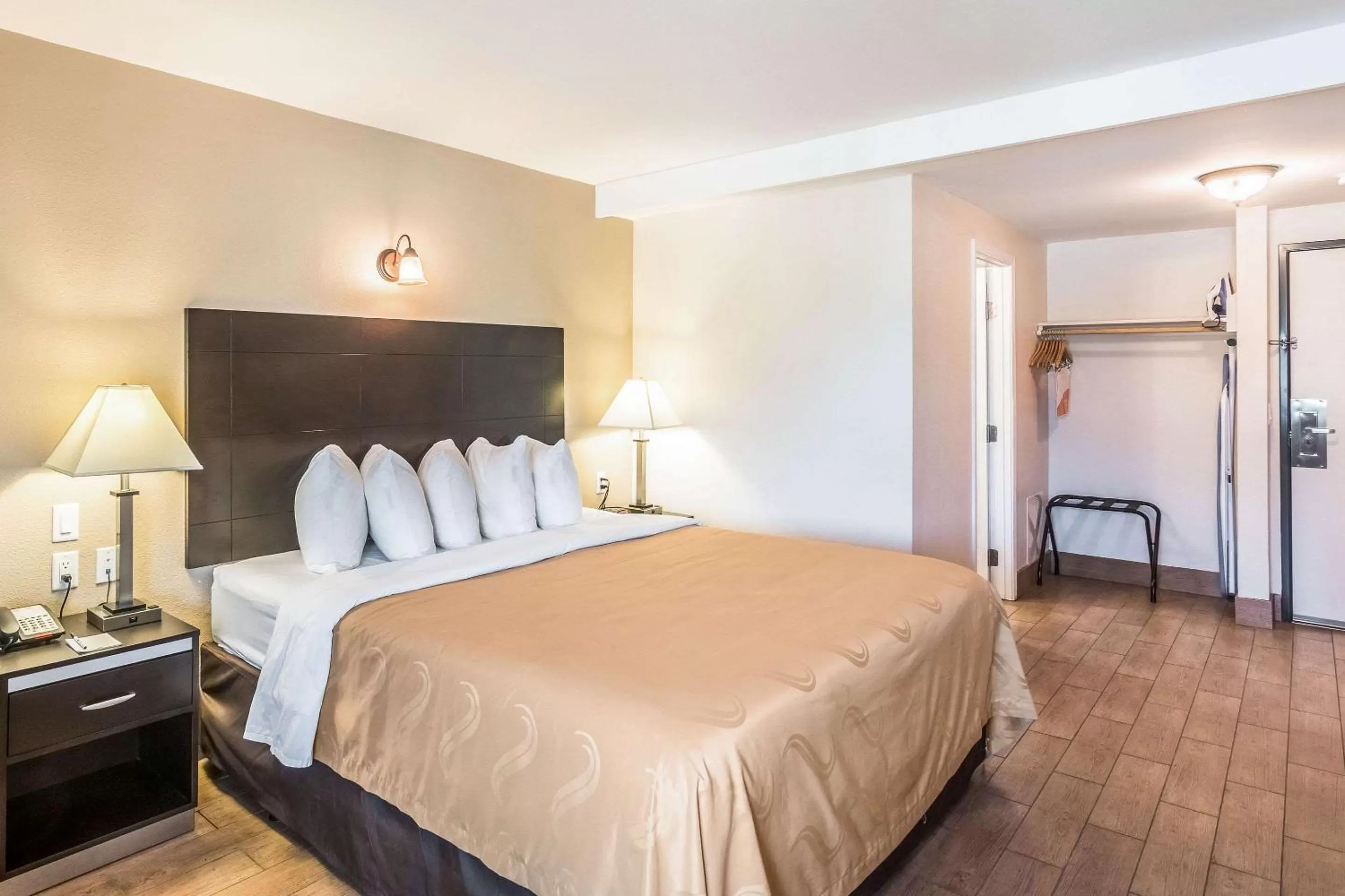 Standard King Room - Smoking in Quality Inn & Suites near Downtown Bakersfield