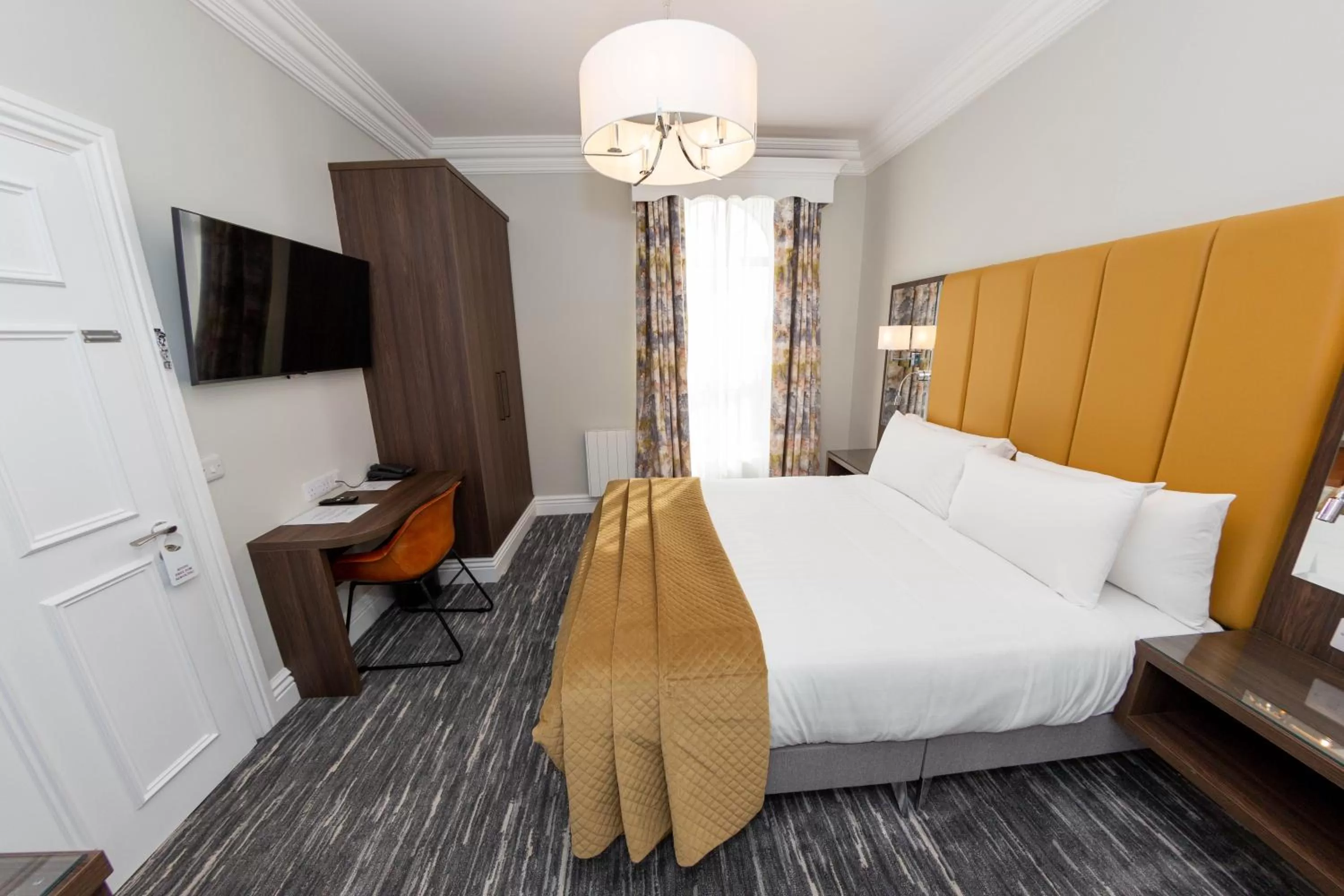 Superior Queen Room in Commodore Hotel