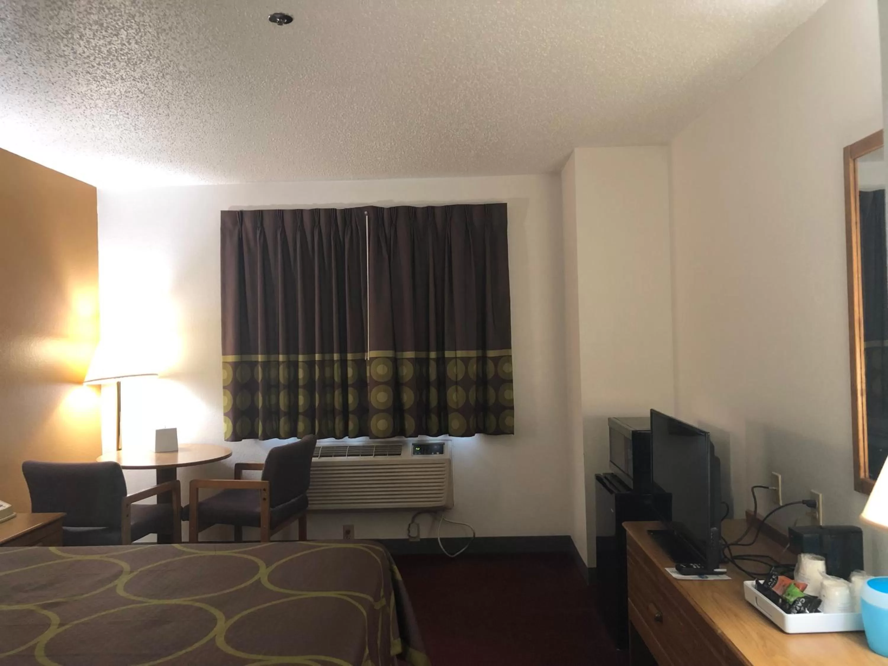 Queen Room - Disability Access/Non-Smoking in Super 8 by Wyndham Front Royal