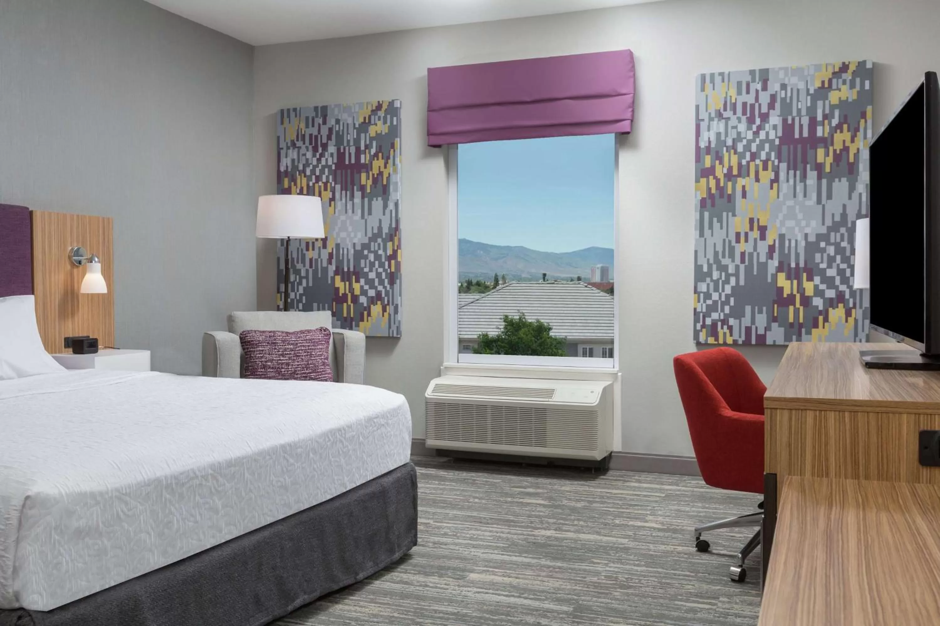King Room with Roll-in Shower - Disability Accessible/Non-Smoking in Hampton Inn & Suites Reno/Sparks