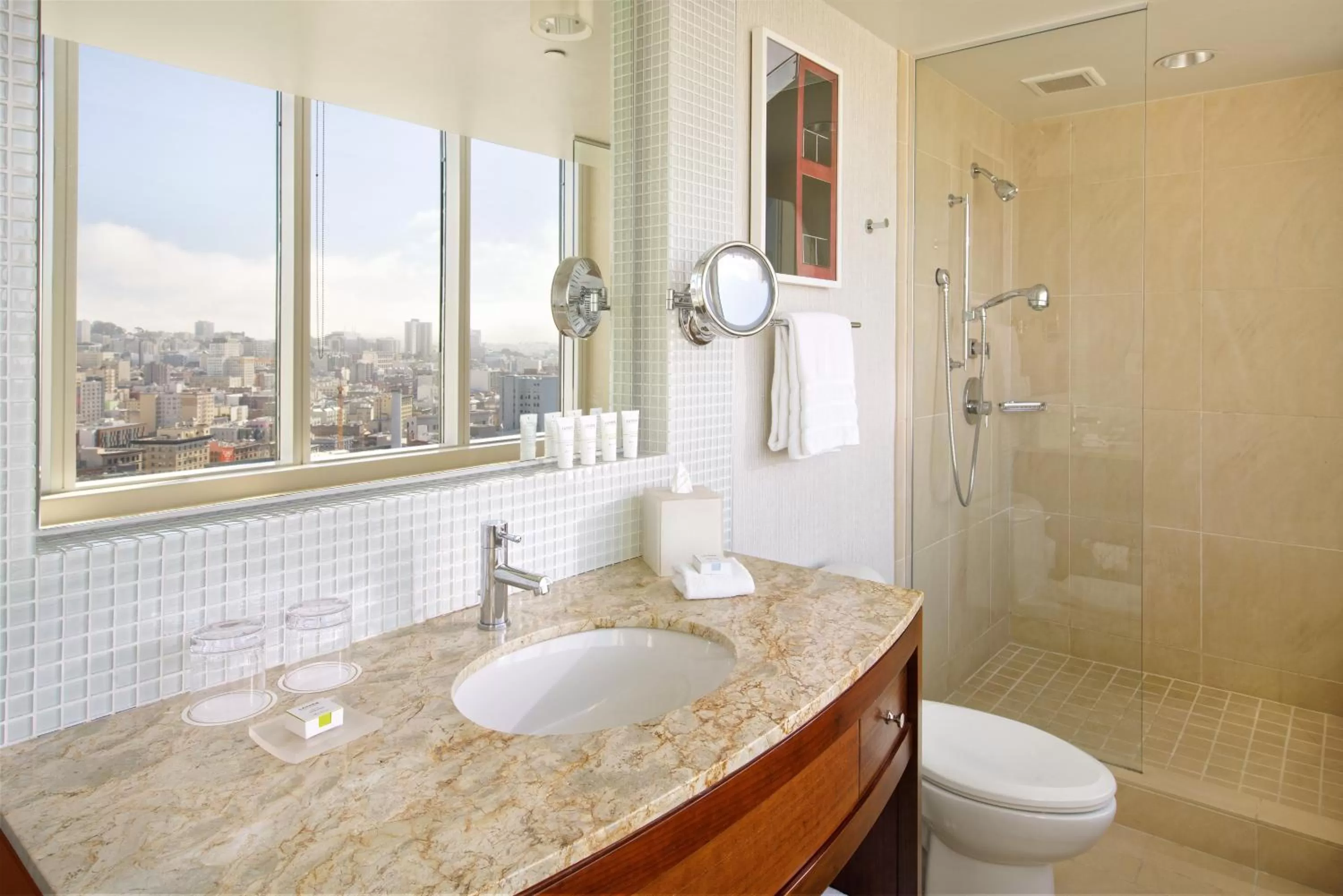 Classic Queen Room with Skyline View in InterContinental San Francisco by IHG