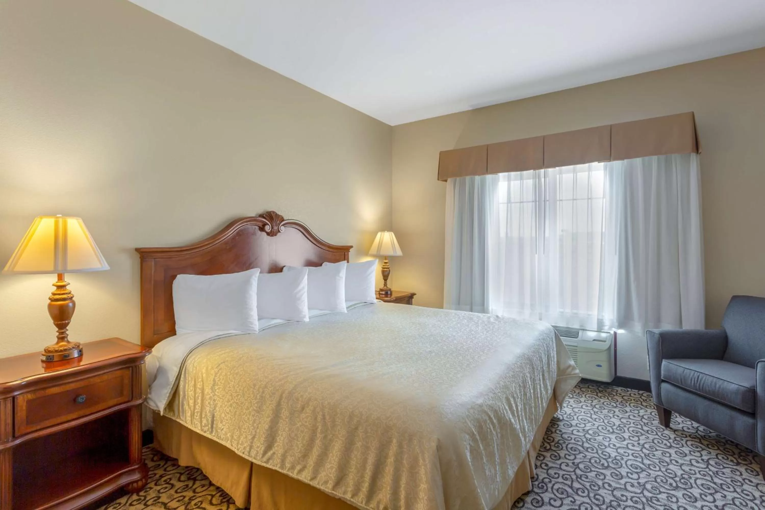 King Suite with Roll-In Shower - Disability Access in Best Western PLUS Fossil Country Inn & Suites