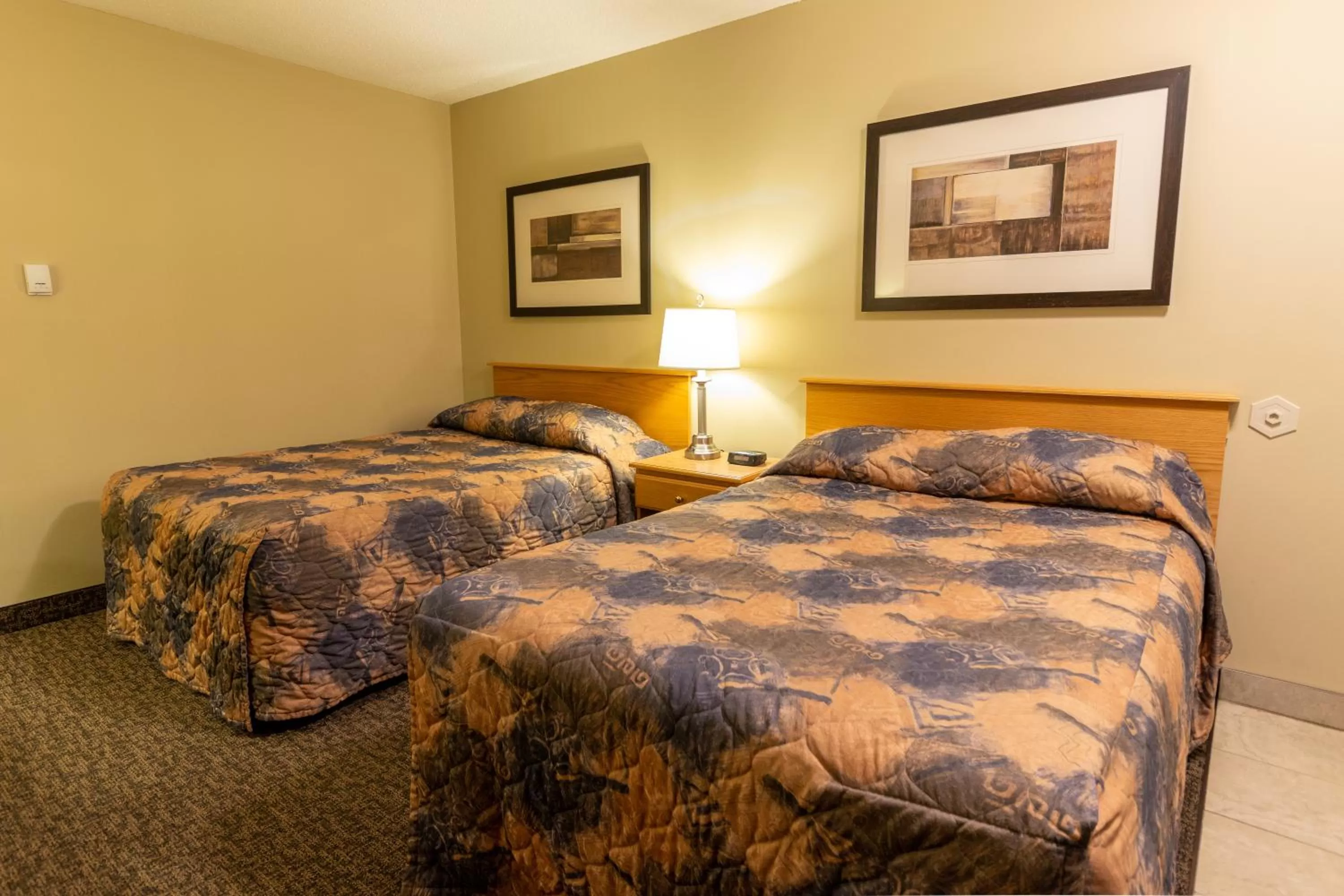 Queen Room with Two Queen Beds Kitchenette - Smoking in BCMInns - Fort McMurray - Rusty&#x27;s