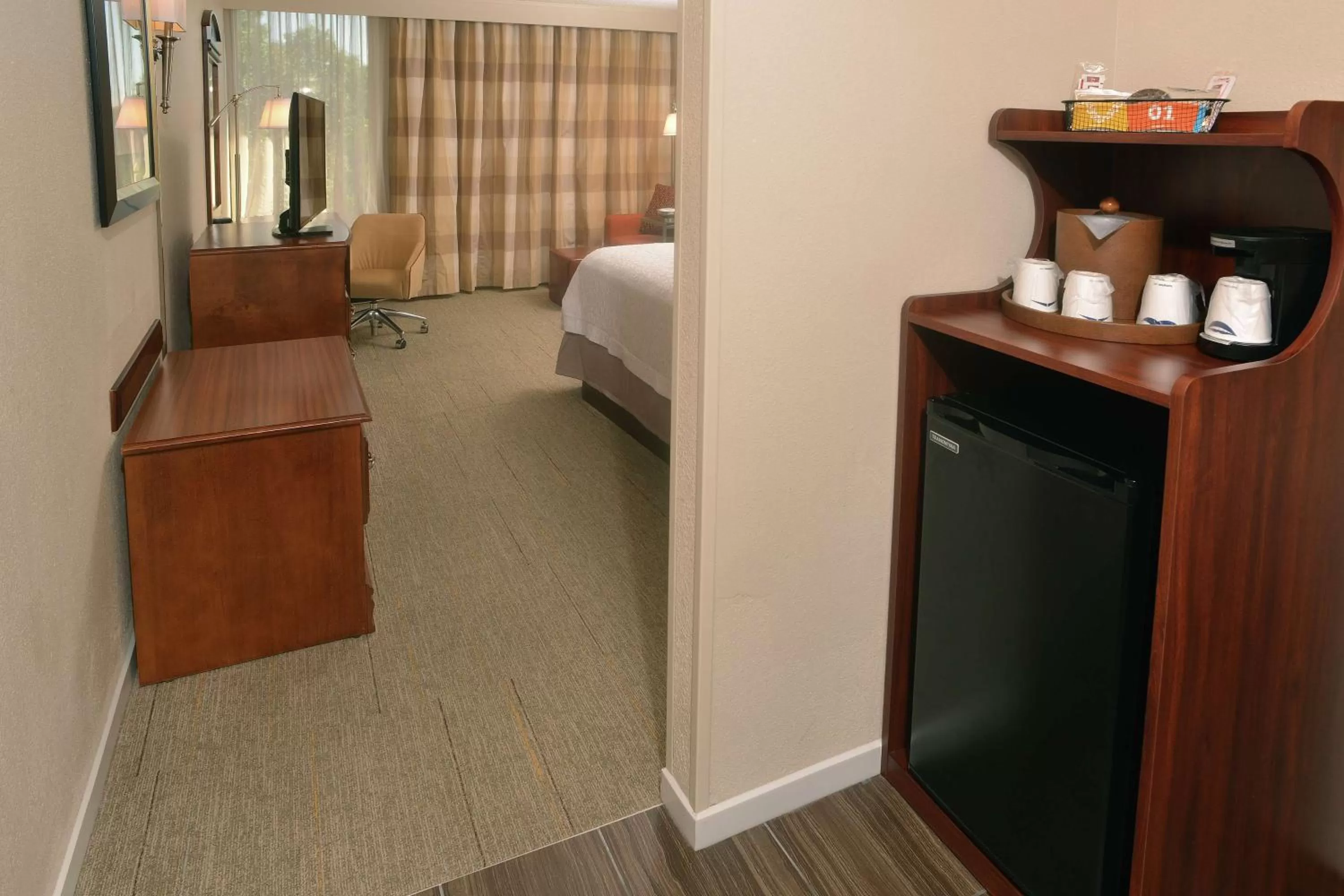 King Room with Sofa Bed and Study - Non-Smoking in Hampton Inn Springfield-South