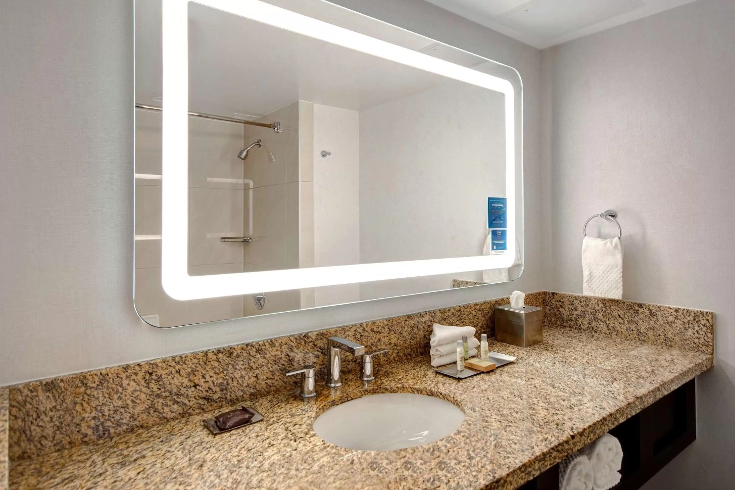 King Room with Bath Tub - Mobility Accessible/High Floor in DoubleTree by Hilton LAX - El Segundo