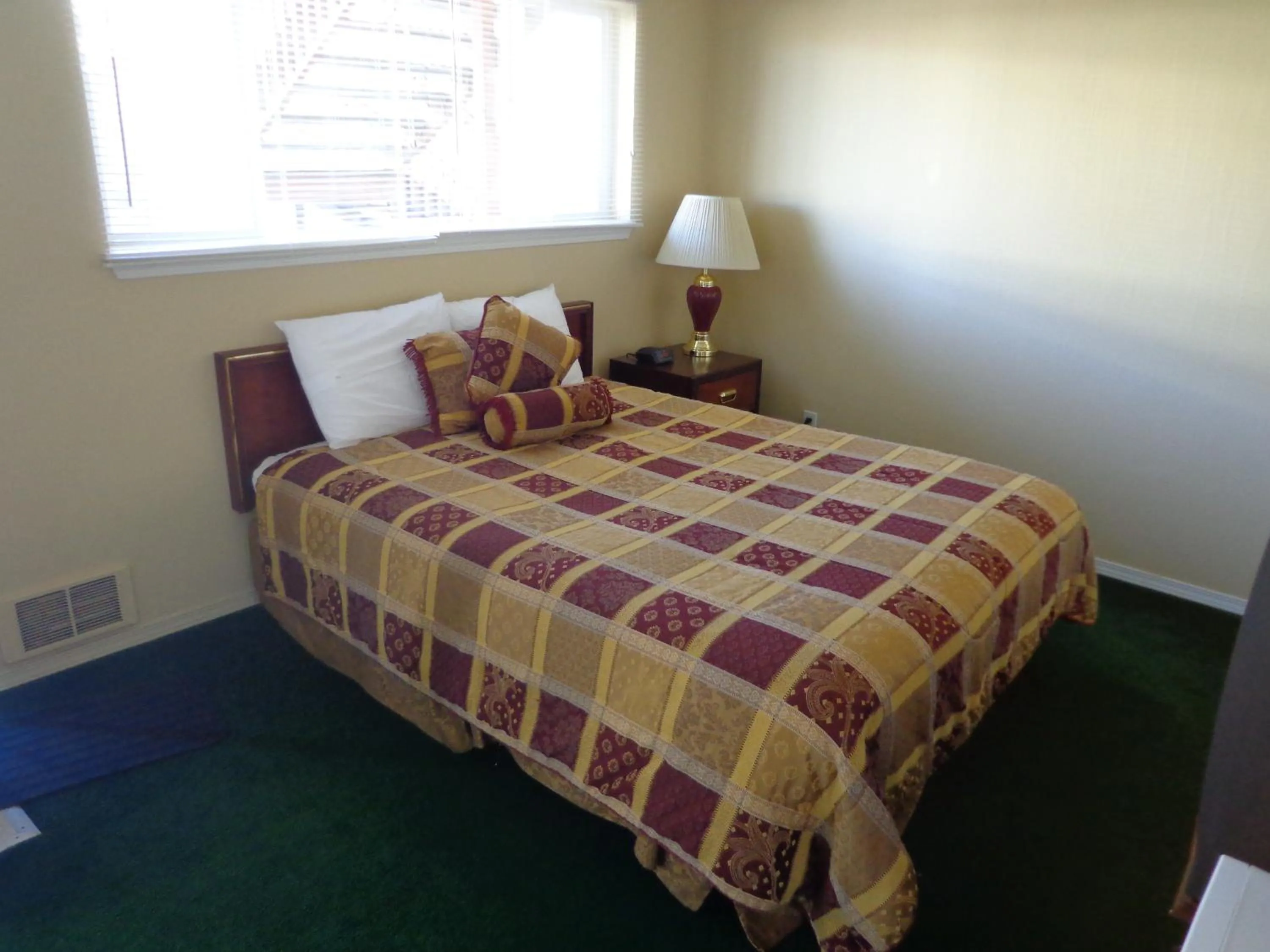 Queen Studio in Ocean Shores Inn & Suites