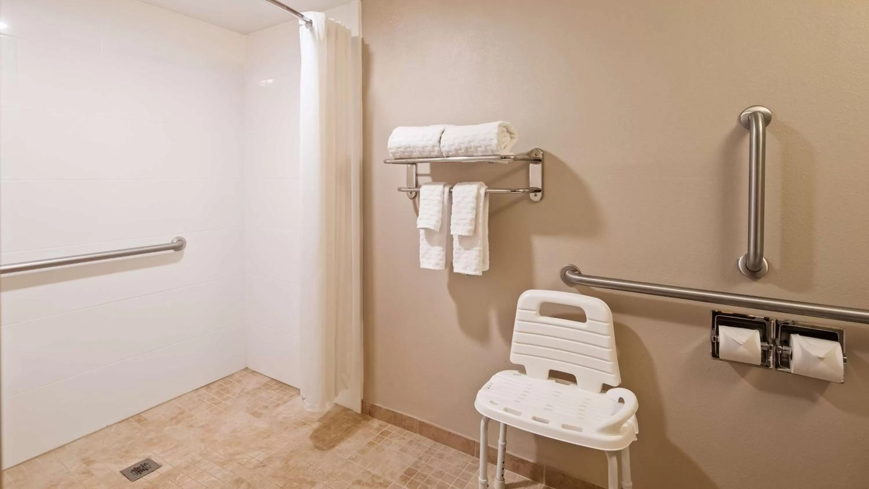 Queen Room with Roll-in Shower - Disability Access - Non-smoking in Best Western Annapolis