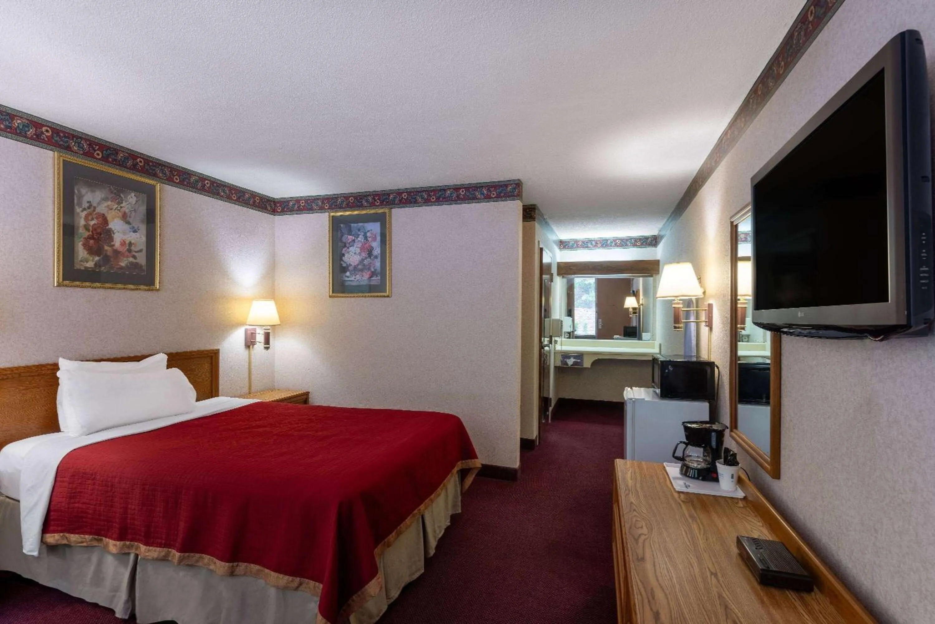 Double Room - Disability Access/Smoking in Howard Johnson by Wyndham Salem Hotel & Conference Center