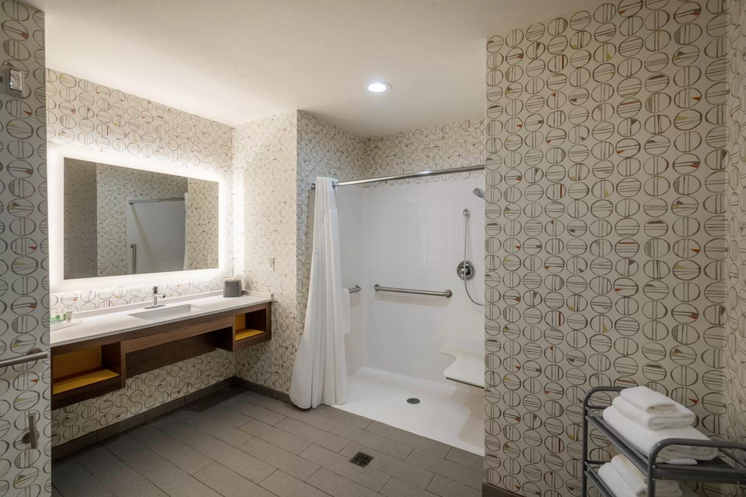 Room with Hearing Accessible Roll-In Shower - Non-Smoking in Holiday Inn & Suites Memphis Southeast-Germantown by IHG