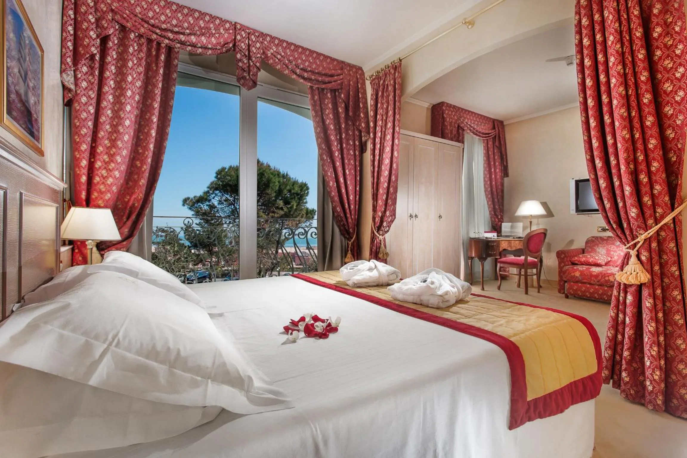 Junior Suite with Spa Access - single occupancy in Hotel De Londres