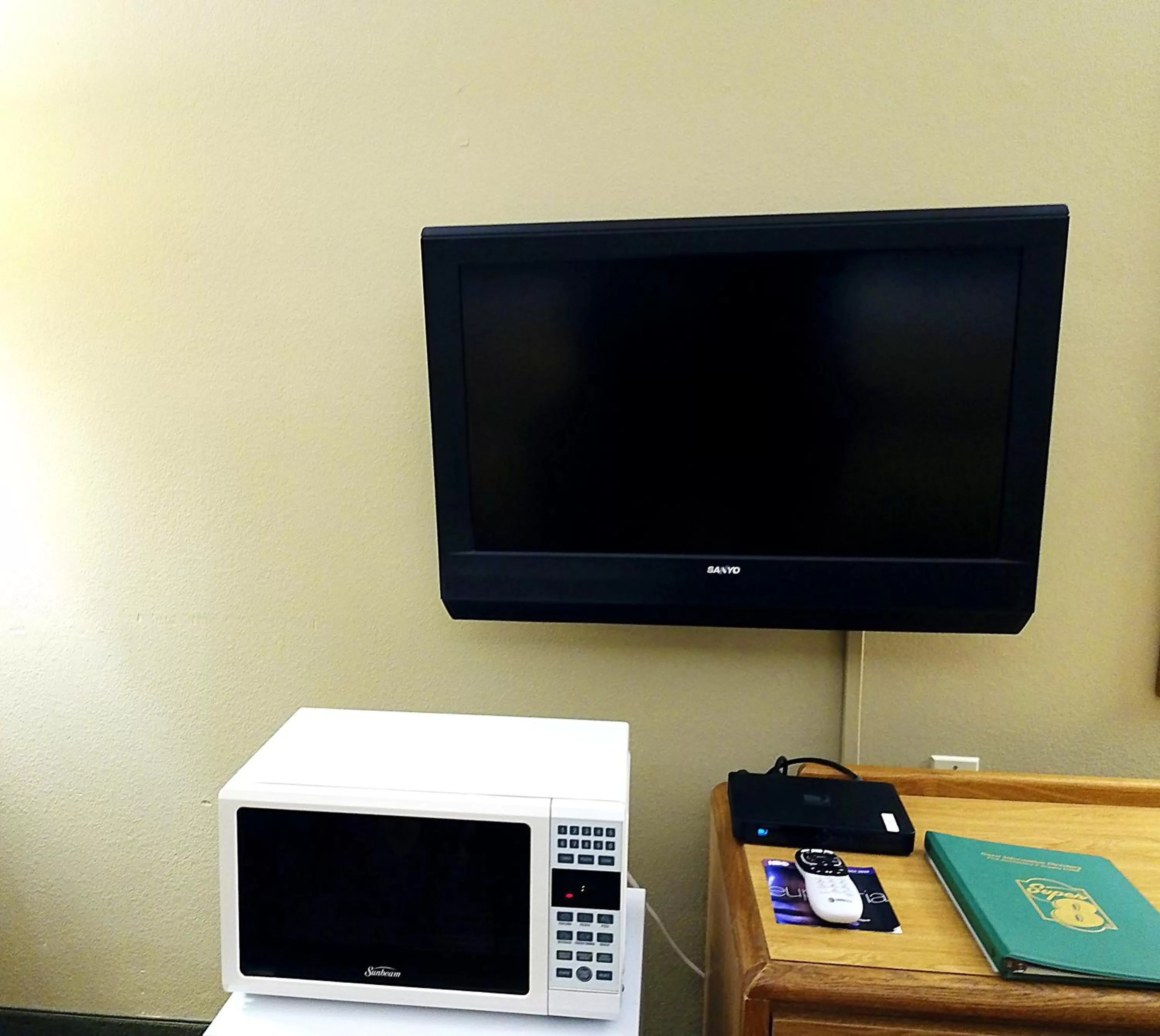 Queen Room - Disability Access - Non-Smoking in Super 8 by Wyndham Chanute