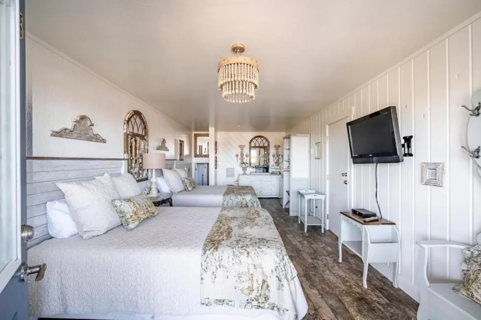 Deluxe Queen Room in Bandon Marina Inn