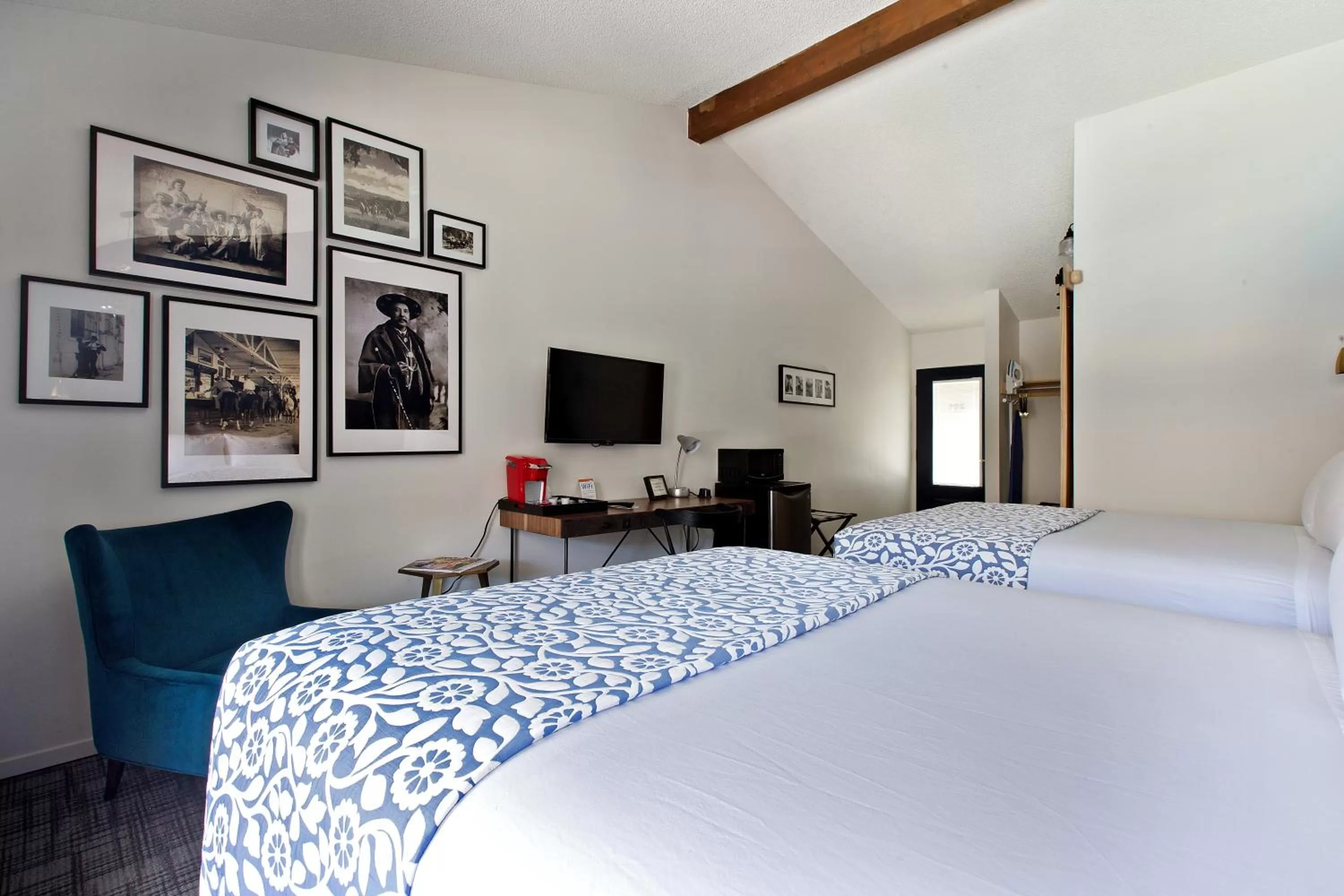 Double Queen Room with Balcony/Patio in Sideways Inn