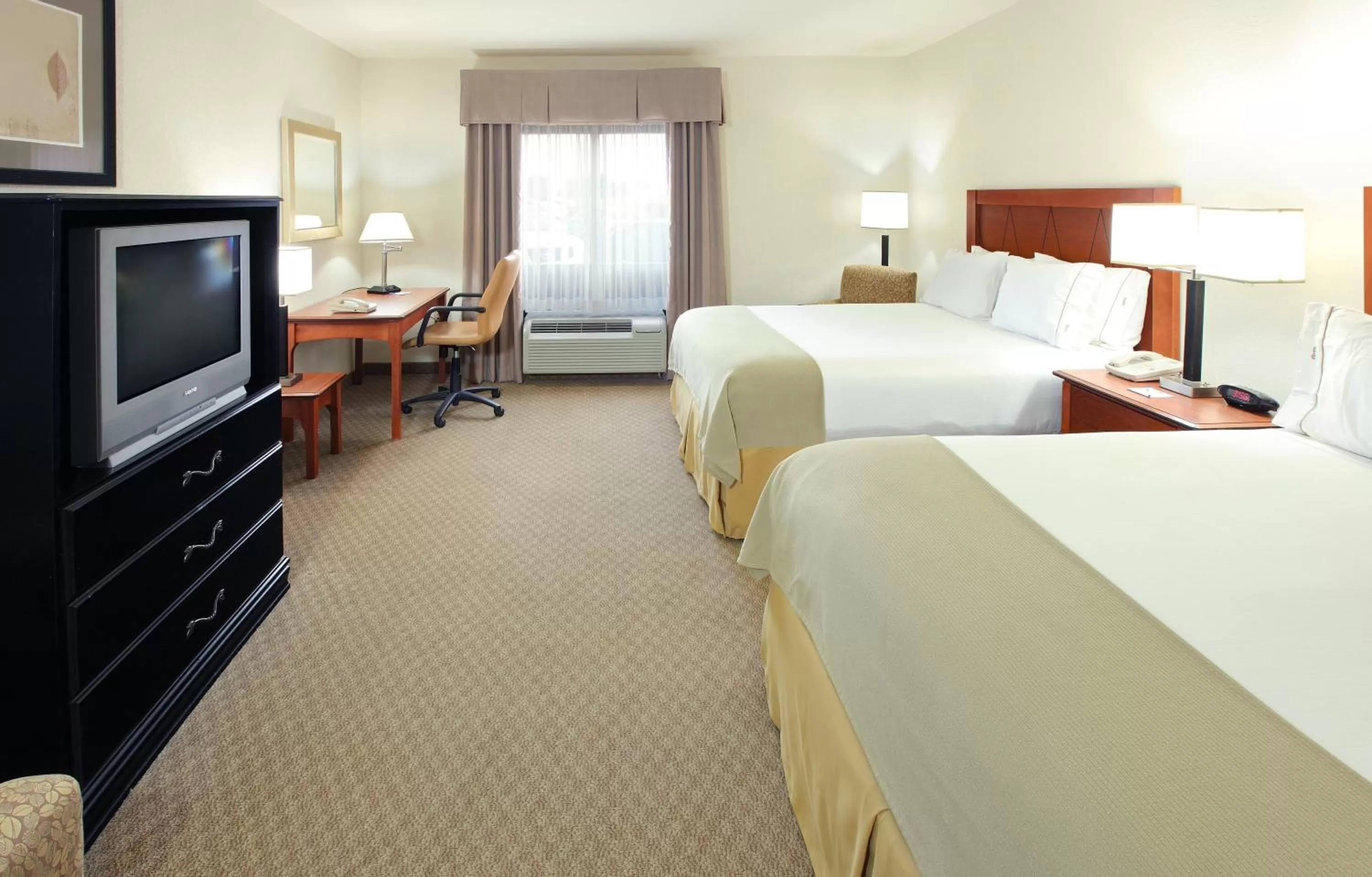 Standard Queen Room with Two Queen Beds in Holiday Inn Express & Suites Pine Bluff/Pines Mall by IHG