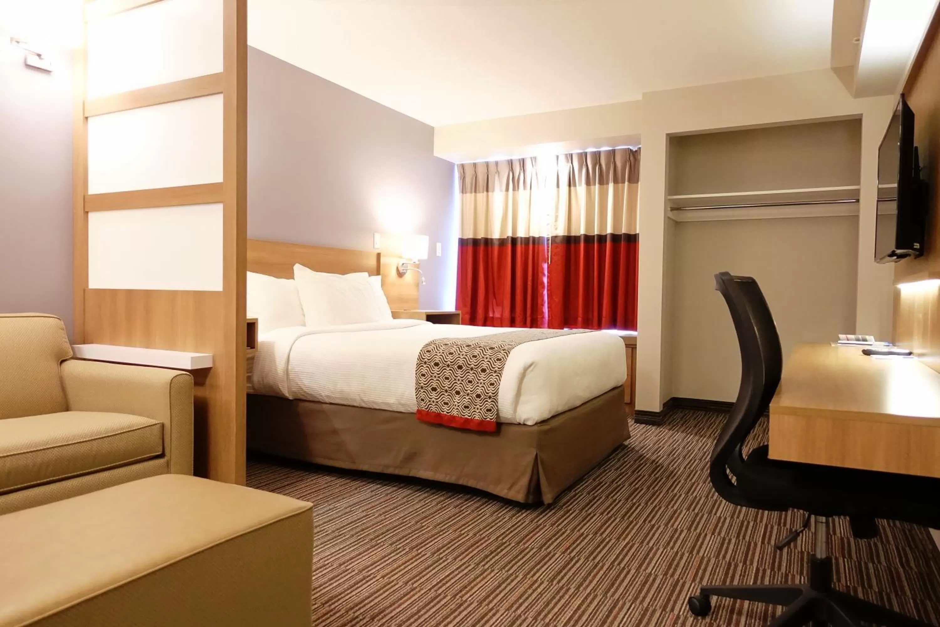 Queen Suite - Non-Smoking in Microtel Casselman