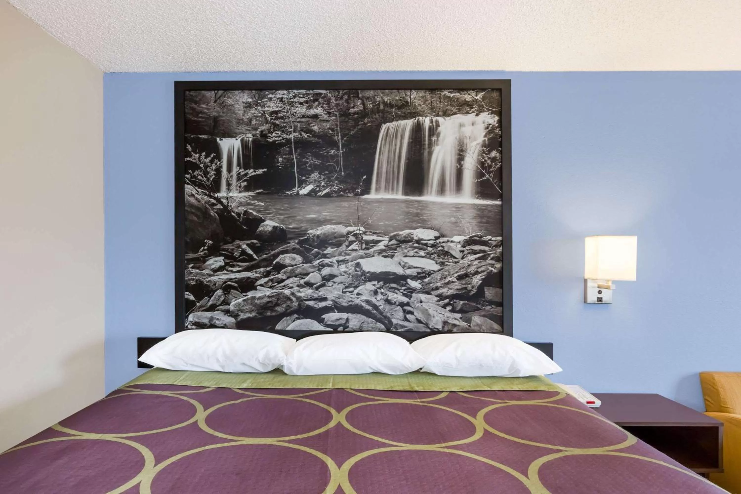 Queen Room - Disability Access/Smoking in Super 8 by Wyndham Jonesboro